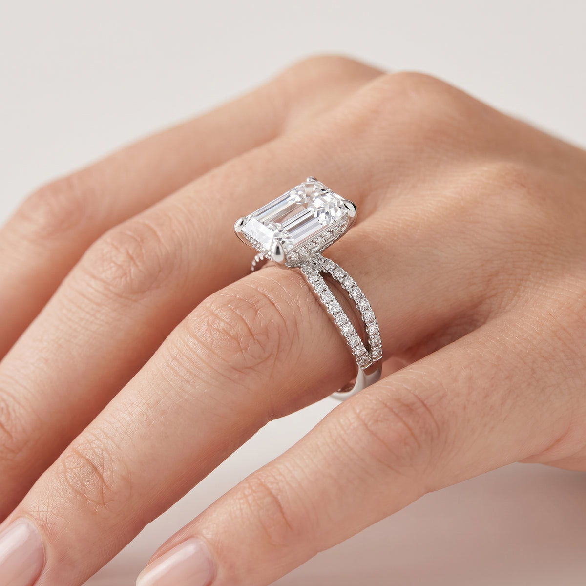 _lifestyle_image@SKU:R4118-NADE02000004W #metal_14k-white-gold+origin_lab-grown+quality_ef-vs2+