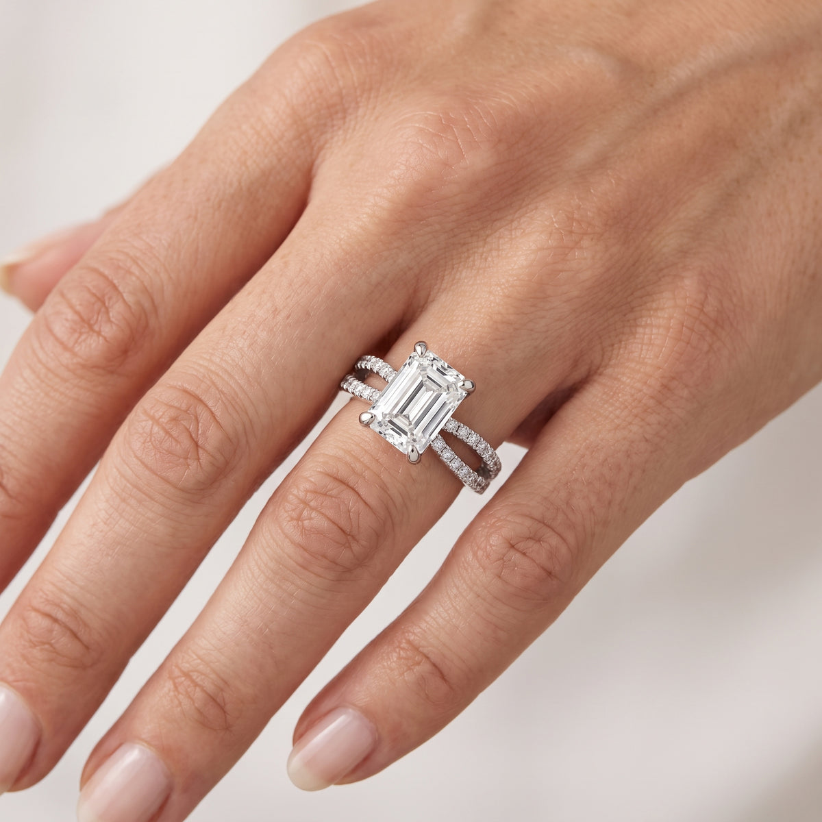 _lifestyle_image@SKU:R4118-NADE0200000PL #metal_platinum+origin_lab-grown+quality_ef-vs2+