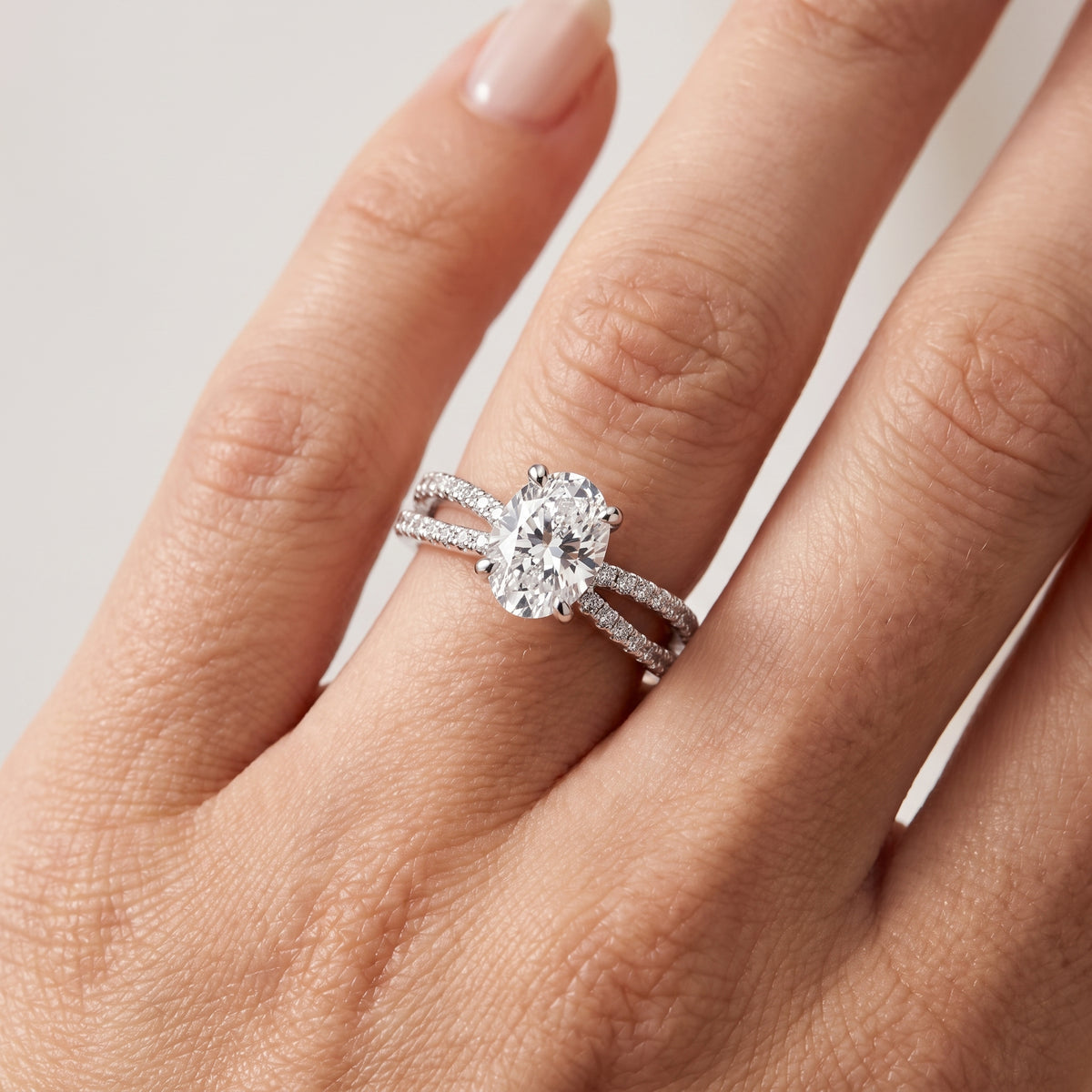 _lifestyle_image@SKU:R4118-NADO01000004W #metal_14k-white-gold+origin_lab-grown+quality_ef-vs2+