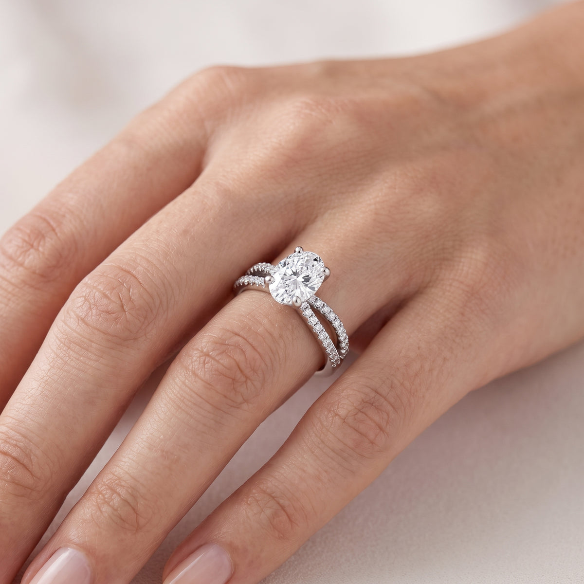 _lifestyle_image@SKU:R4118-NADO0100000PL #metal_platinum+origin_lab-grown+quality_ef-vs2+