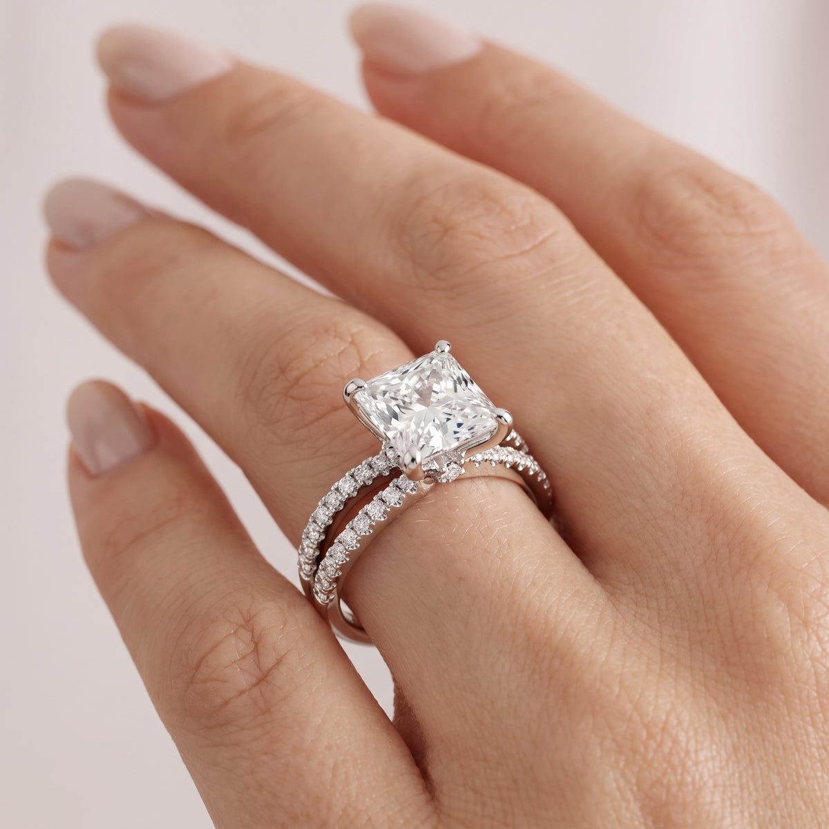 _lifestyle_image@SKU:R4118-NADP01000004W #metal_14k-white-gold+origin_lab-grown+quality_ef-vs2+