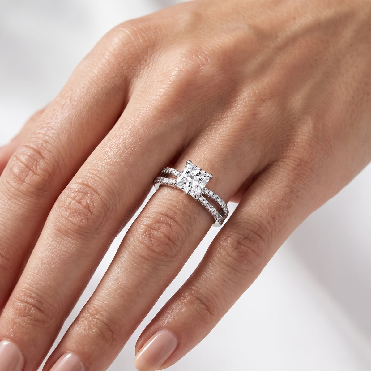 _lifestyle_image@SKU:R4118-NADP0100000PL #metal_platinum+origin_lab-grown+quality_ef-vs2+