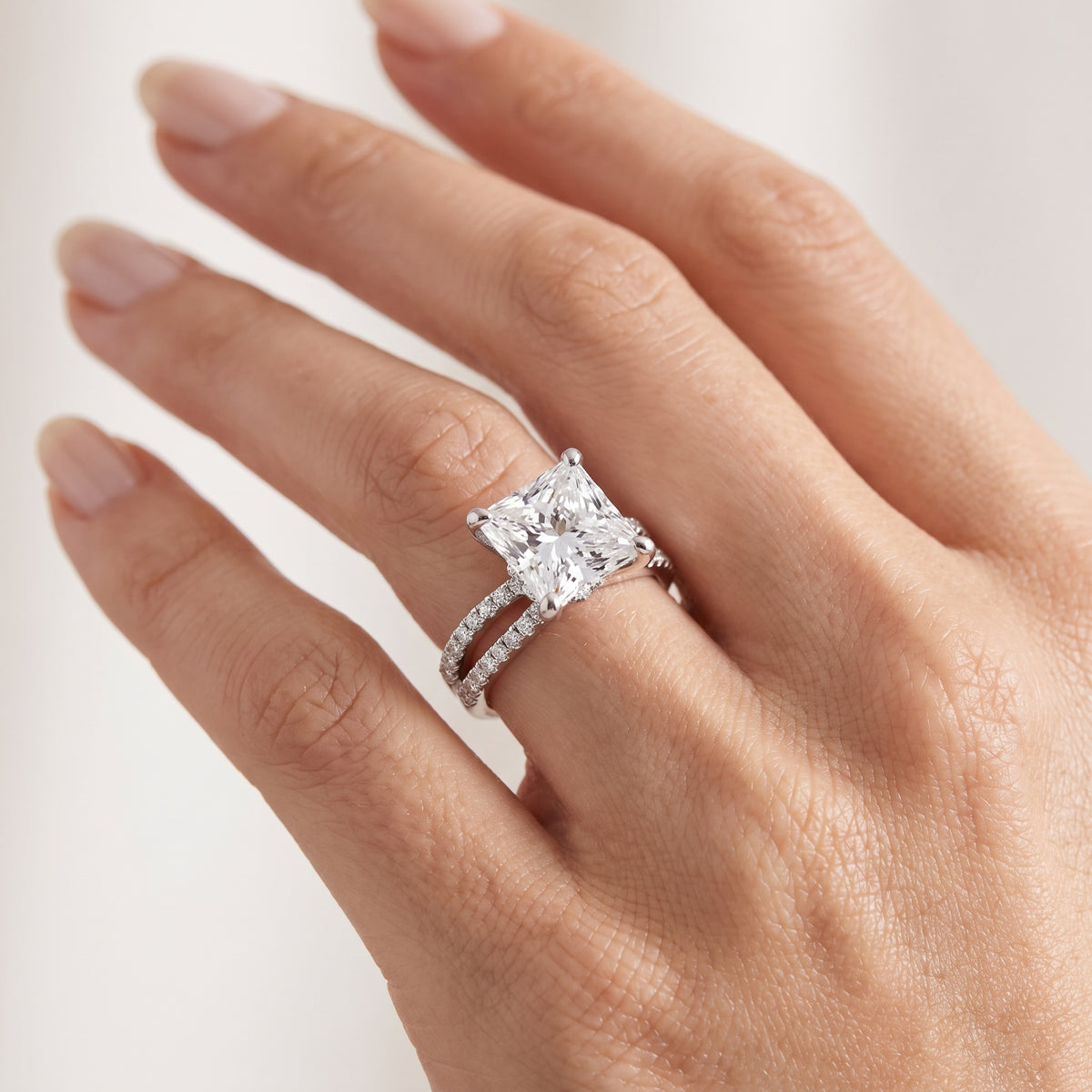 _lifestyle_image@SKU:R4118-NADP02000004W #metal_14k-white-gold+origin_lab-grown+quality_ef-vs2+