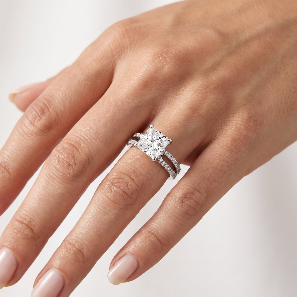 _lifestyle_image@SKU:R4118-NADP0200000PL #metal_platinum+origin_lab-grown+quality_ef-vs2+