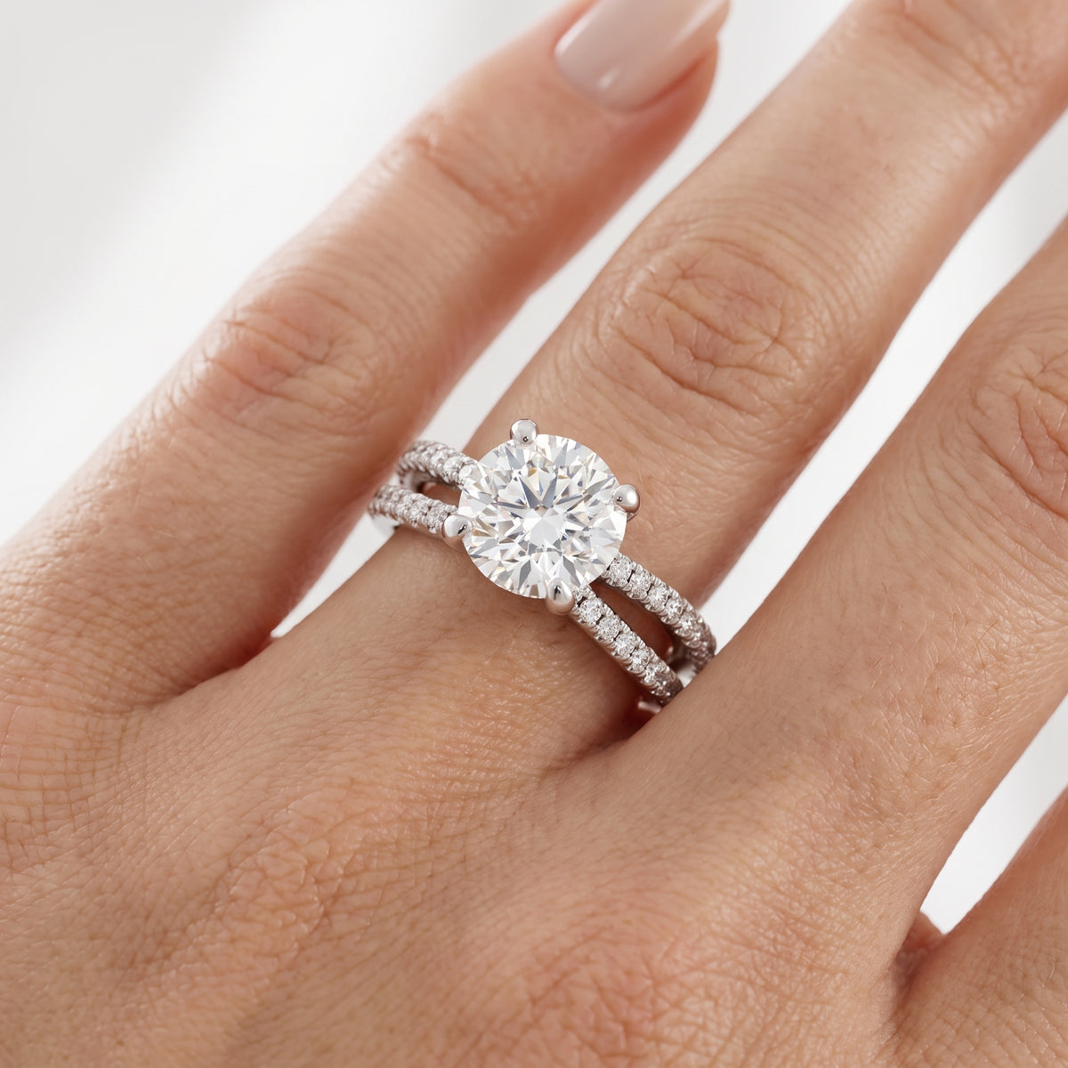 _lifestyle_image@SKU:R4118-NADR0100000PL #metal_platinum+origin_lab-grown+quality_ef-vs2+