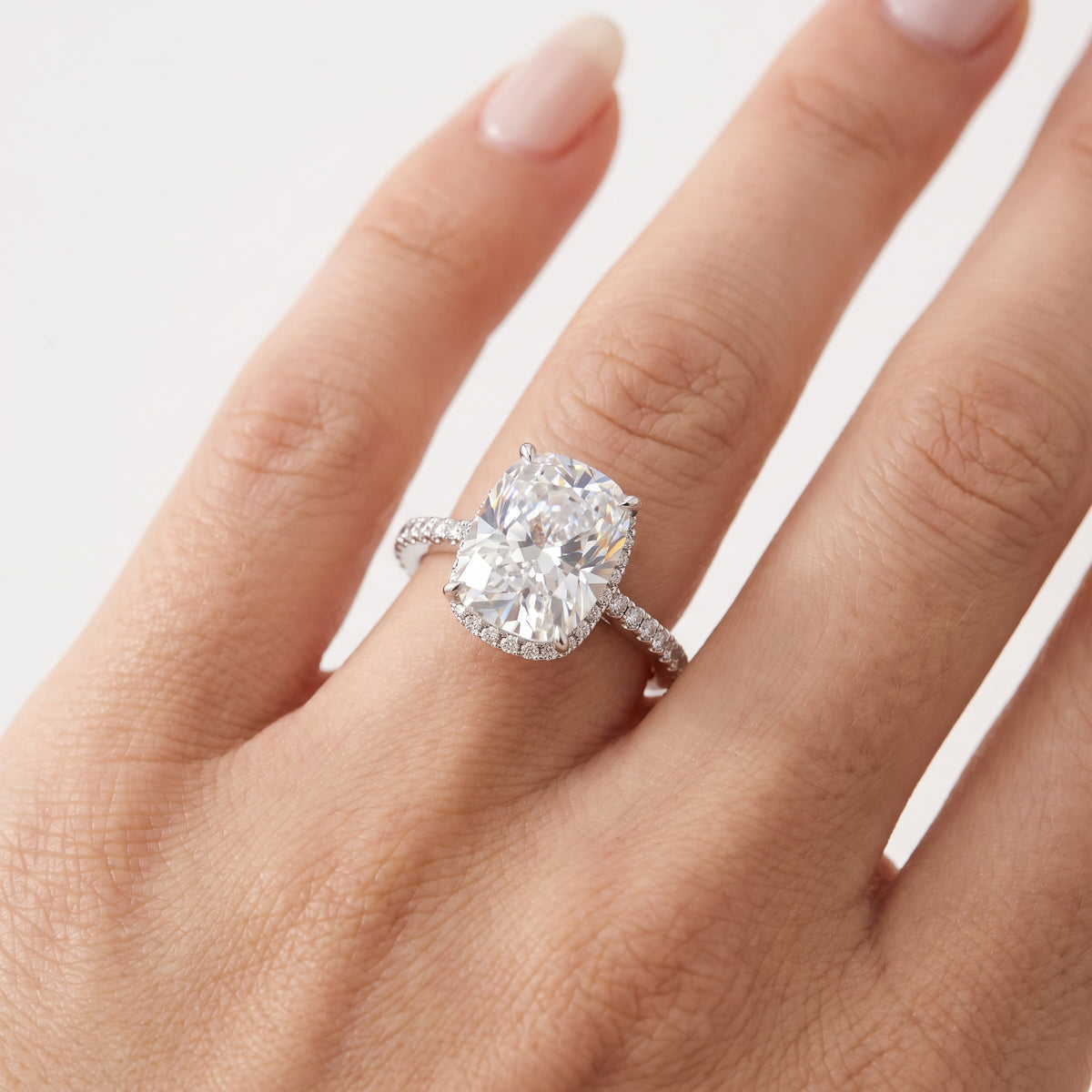 _lifestyle_image@SKU:R4674-NADEC0500004W #metal_14k-white-gold+origin_lab-grown+quality_ef-vs2+