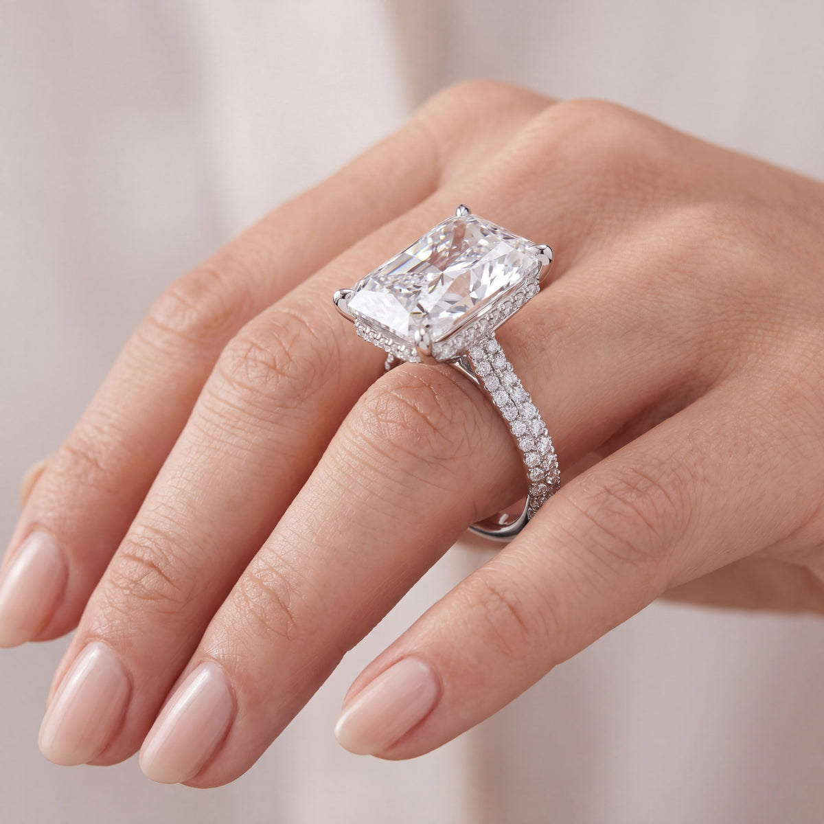_lifestyle_image@SKU:R4678-LADT05000004W #metal_10k-white-gold+origin_lab-grown+quality_g-si