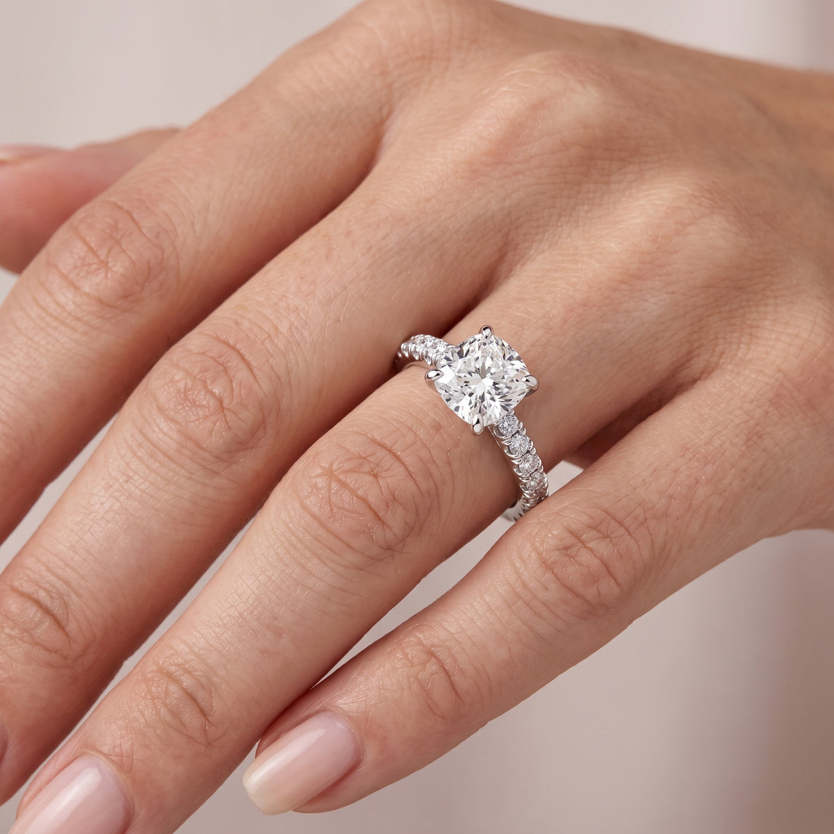 _lifestyle_image@SKU:R5118-LADC01000004W #metal_10k-white-gold+origin_lab-grown+diamond-quality_g-si+