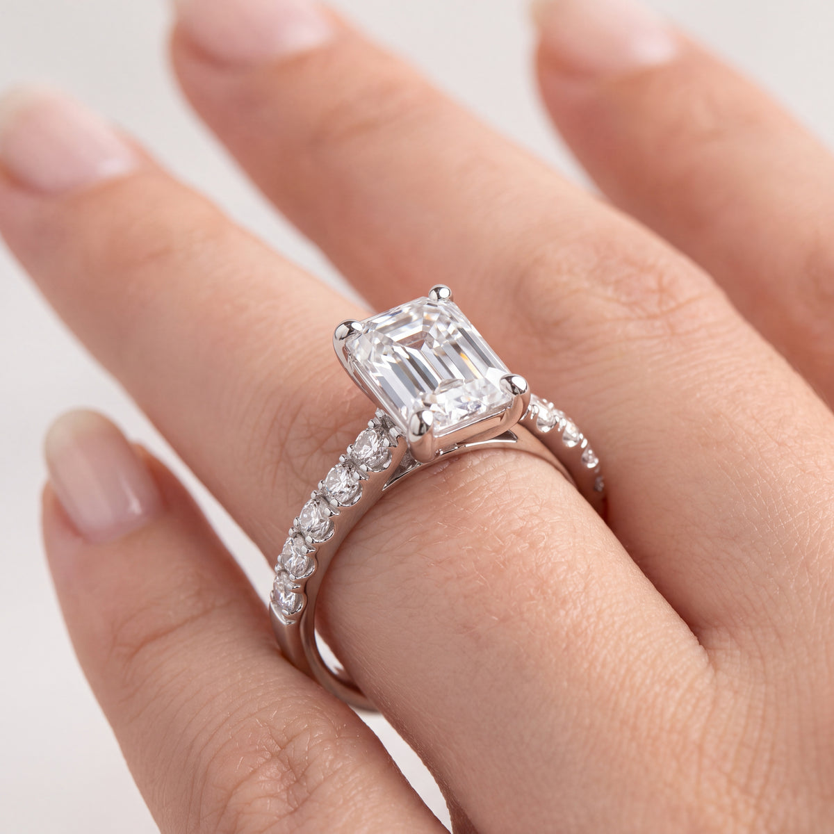 _lifestyle_image@SKU:R5118-LADE01000004W #metal_10k-white-gold+origin_lab-grown+diamond-quality_g-si+