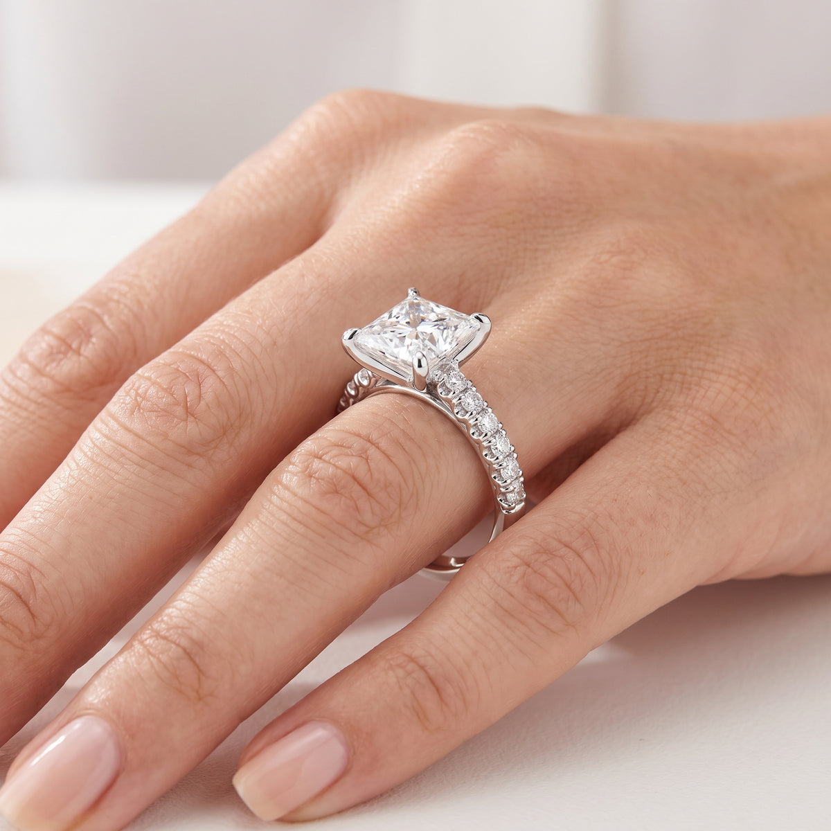 _lifestyle_image@SKU:R5118-LADP02000004W #metal_10k-white-gold+origin_lab-grown+quality_g-si
