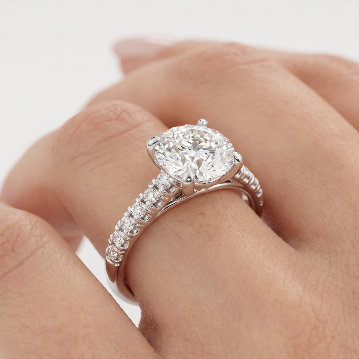 _lifestyle_image@SKU:R5118-LADR02000004W #metal_10k-white-gold+origin_lab-grown+quality_g-si