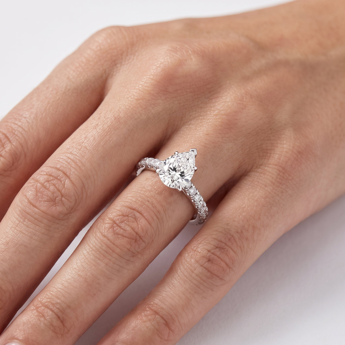 _lifestyle_image@SKU:R5118-NADD0100000PL #metal_platinum+origin_lab-grown+quality_ef-vs2+