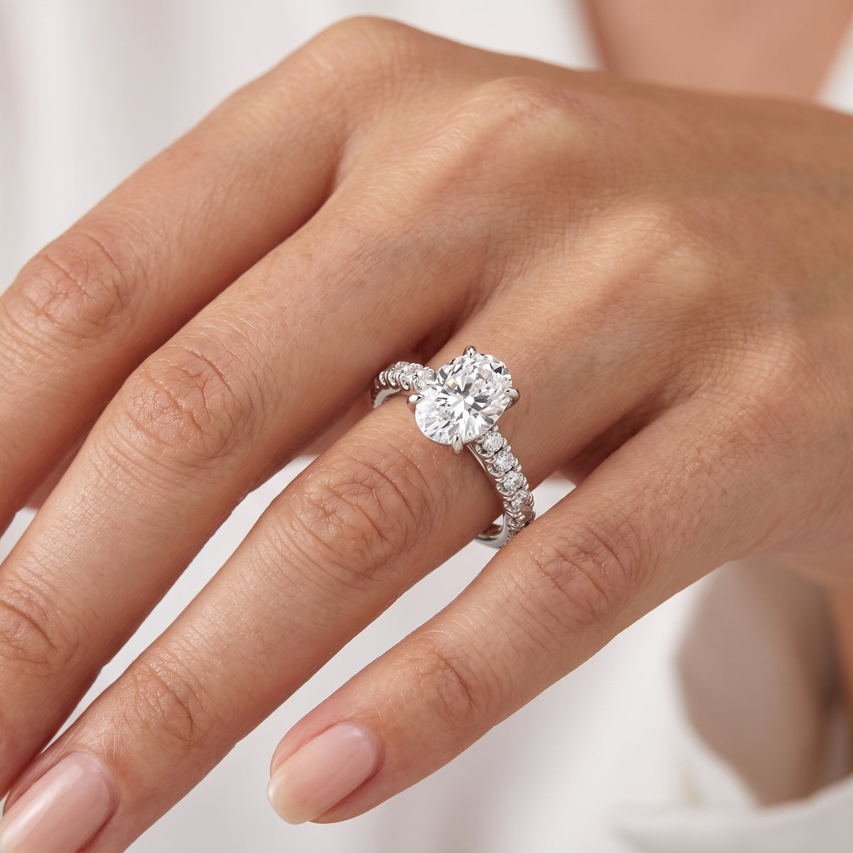 _lifestyle_image@SKU:R5118-NADO0100000PL #metal_platinum+origin_lab-grown+quality_ef-vs2+