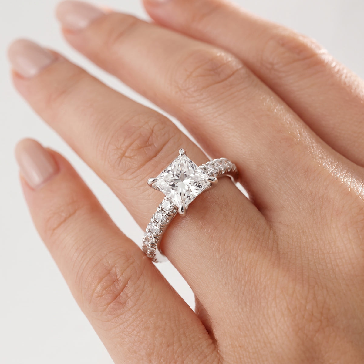 _lifestyle_image@SKU:R5118-NADP01000004W #metal_14k-white-gold+origin_lab-grown+quality_ef-vs2+
