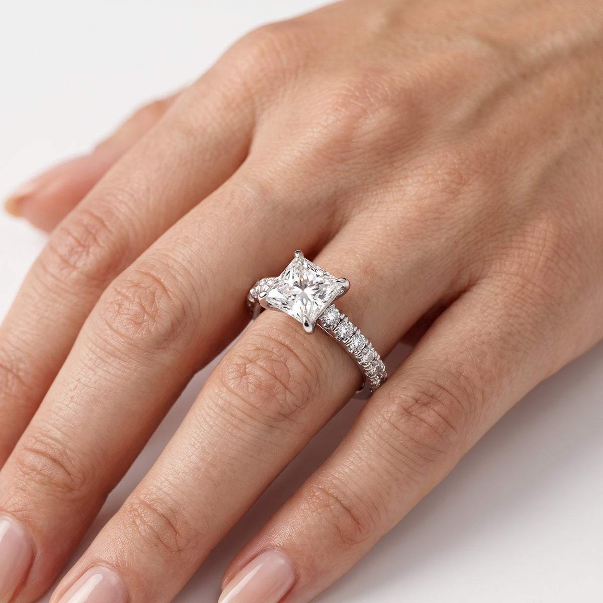 _lifestyle_image@SKU:R5118-NADP0100000PL #metal_platinum+origin_lab-grown+quality_ef-vs2+