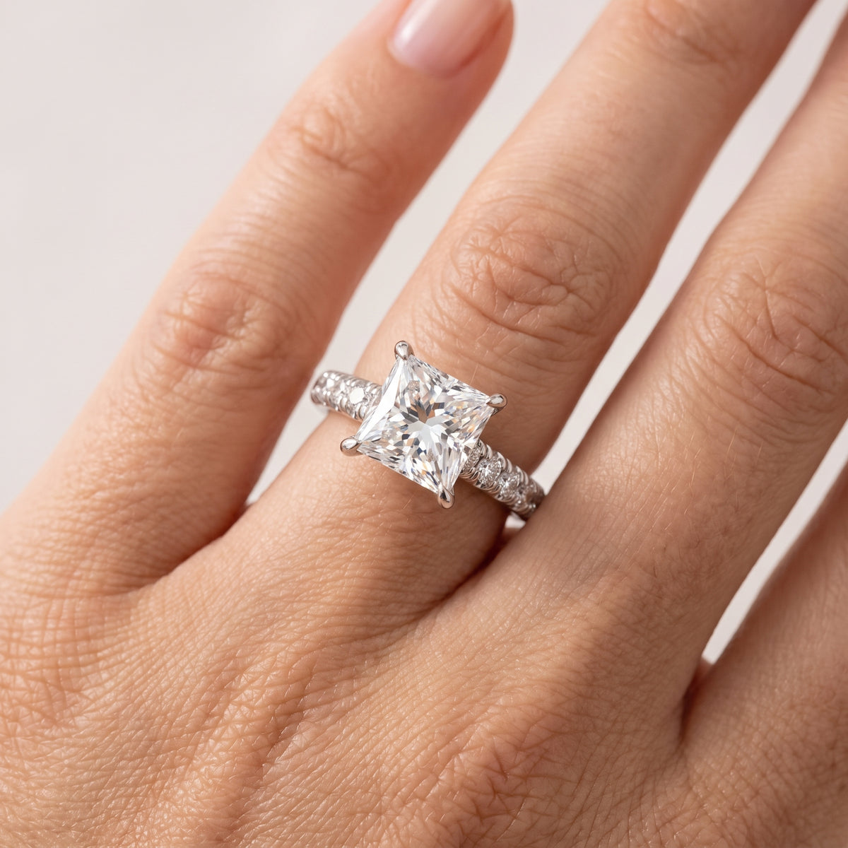 _lifestyle_image@SKU:R5118-NADP0200000PL #metal_platinum+origin_lab-grown+quality_ef-vs2+