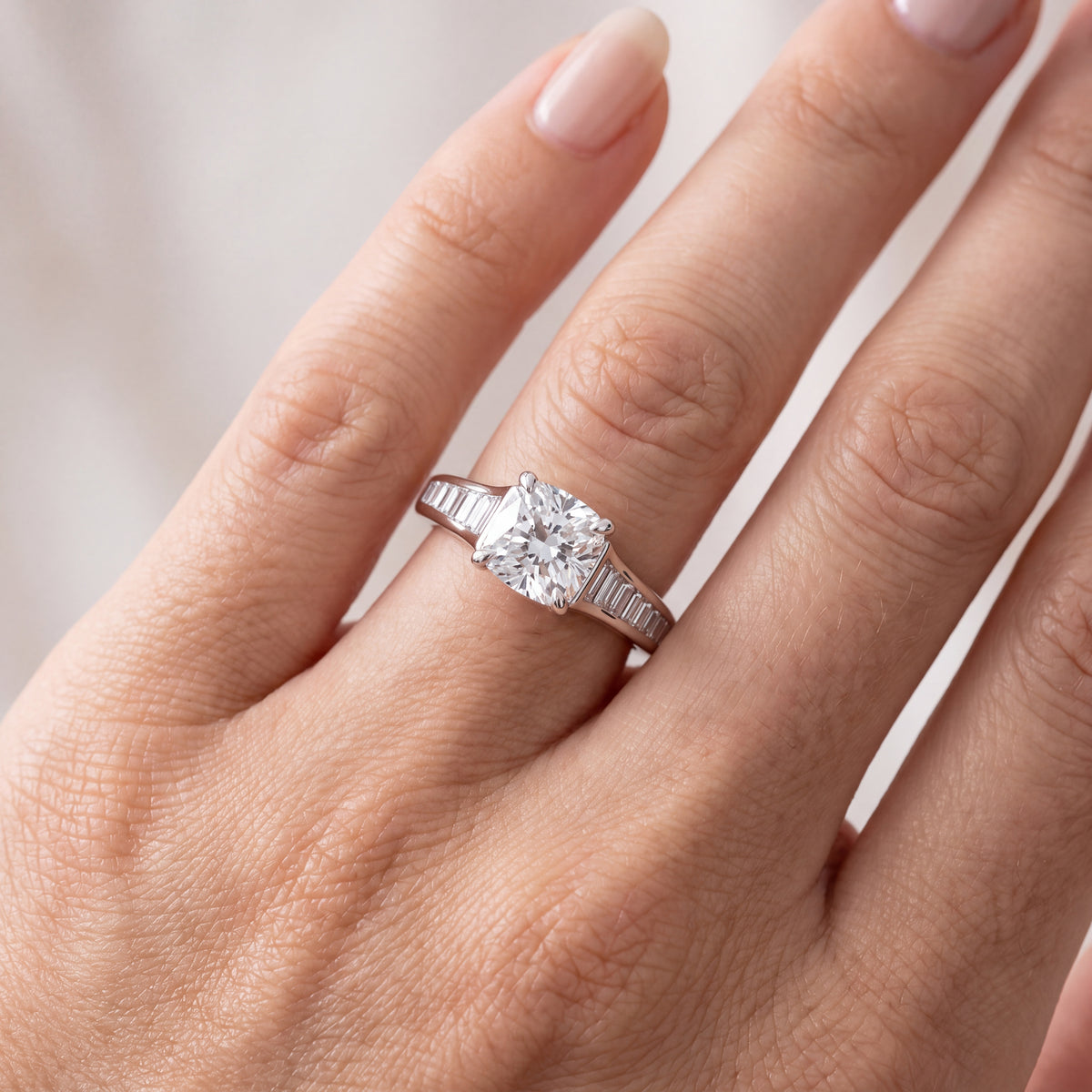 _lifestyle_image@SKU:R5136-LADC01000004W #metal_10k-white-gold+origin_lab-grown+quality_g-si