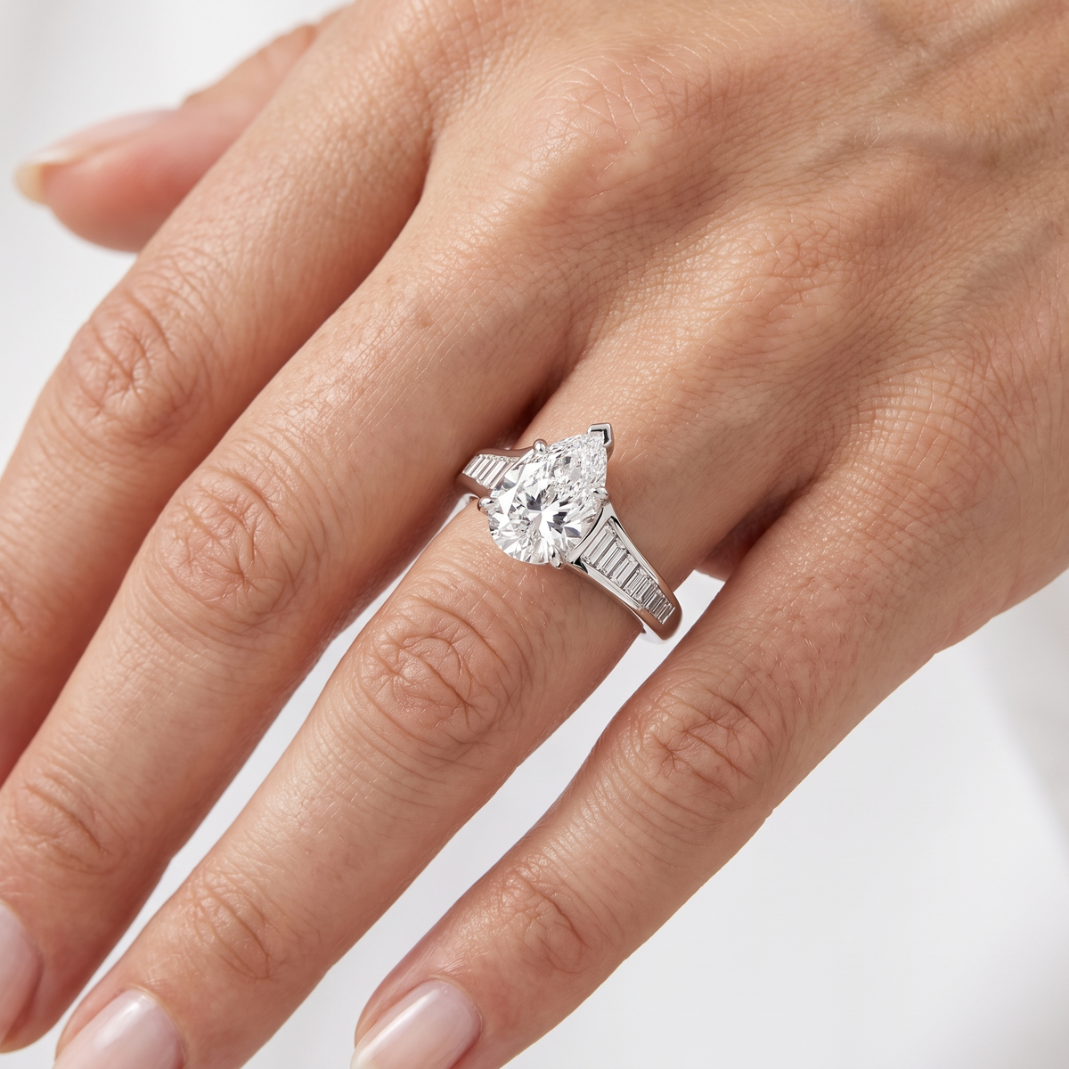 _lifestyle_image@SKU:R5136-LADD01000004W #metal_10k-white-gold+origin_lab-grown+quality_g-si
