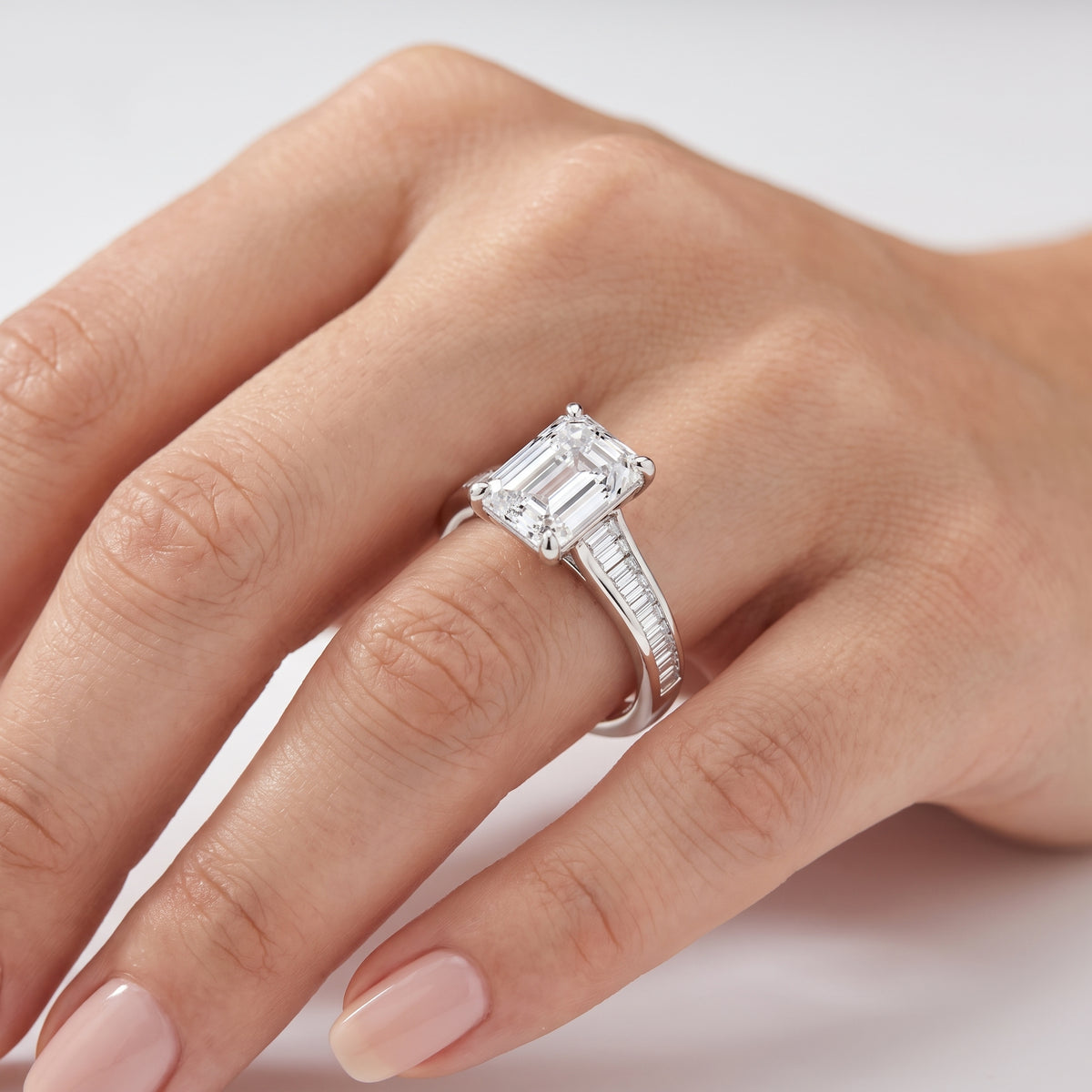 _lifestyle_image@SKU:R5136-LADE02000004W #metal_10k-white-gold+origin_lab-grown+quality_g-si