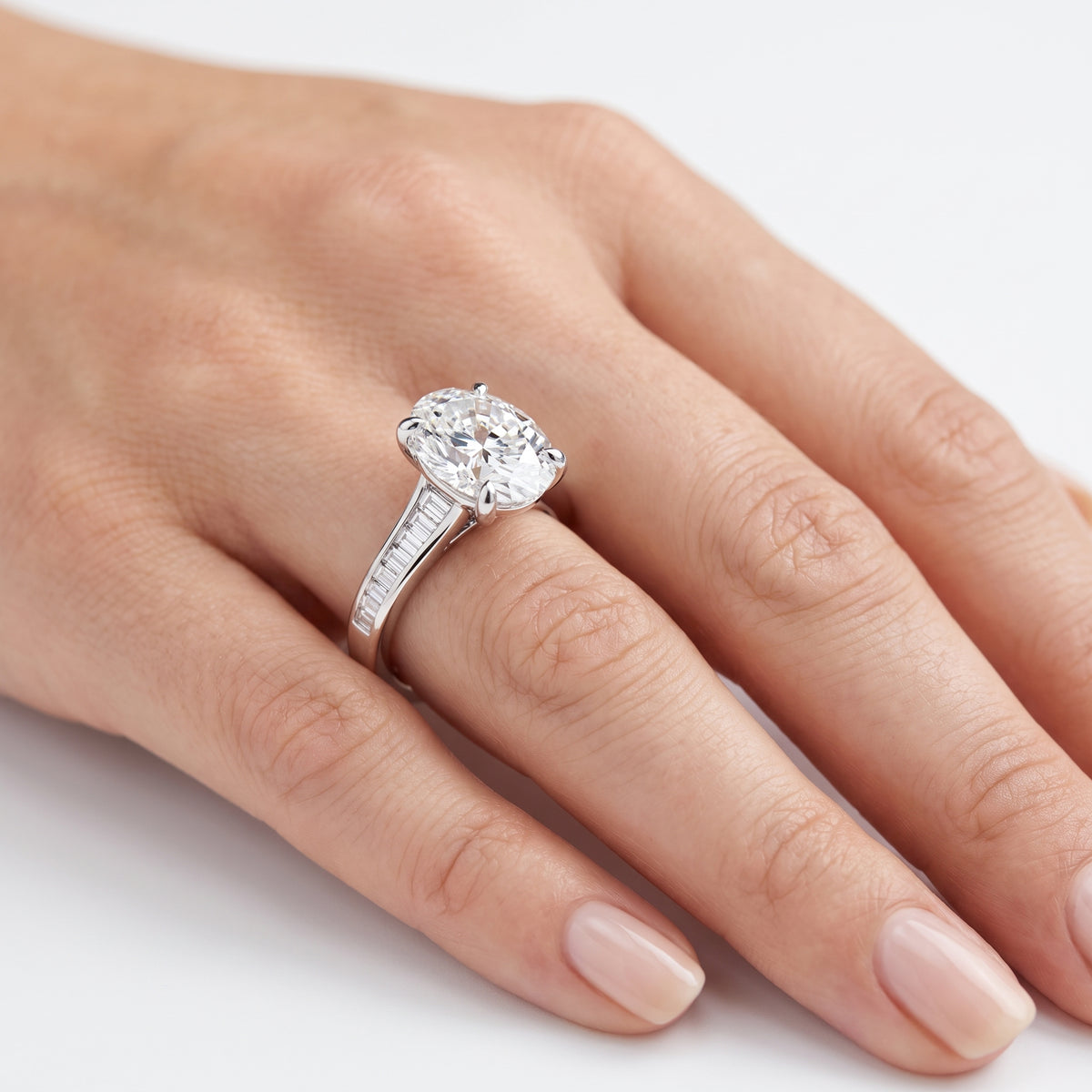 _lifestyle_image@SKU:R5136-LADO03000004W #metal_10k-white-gold+origin_lab-grown+quality_g-si