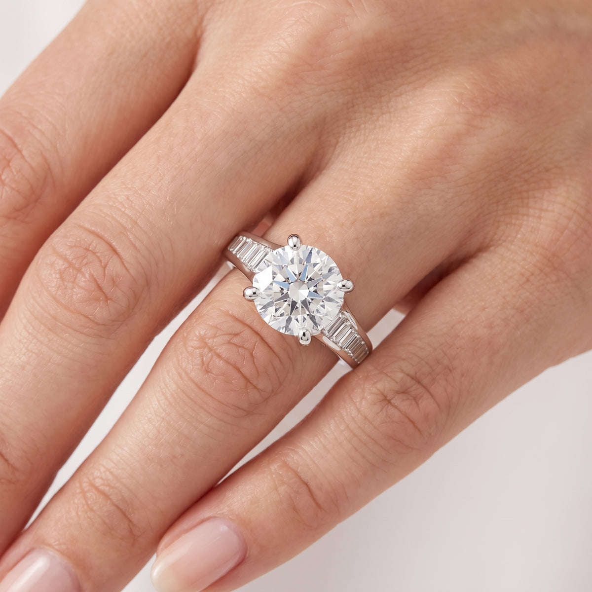 _lifestyle_image@SKU:R5136-LADR02000004W #metal_10k-white-gold+origin_lab-grown+quality_g-si