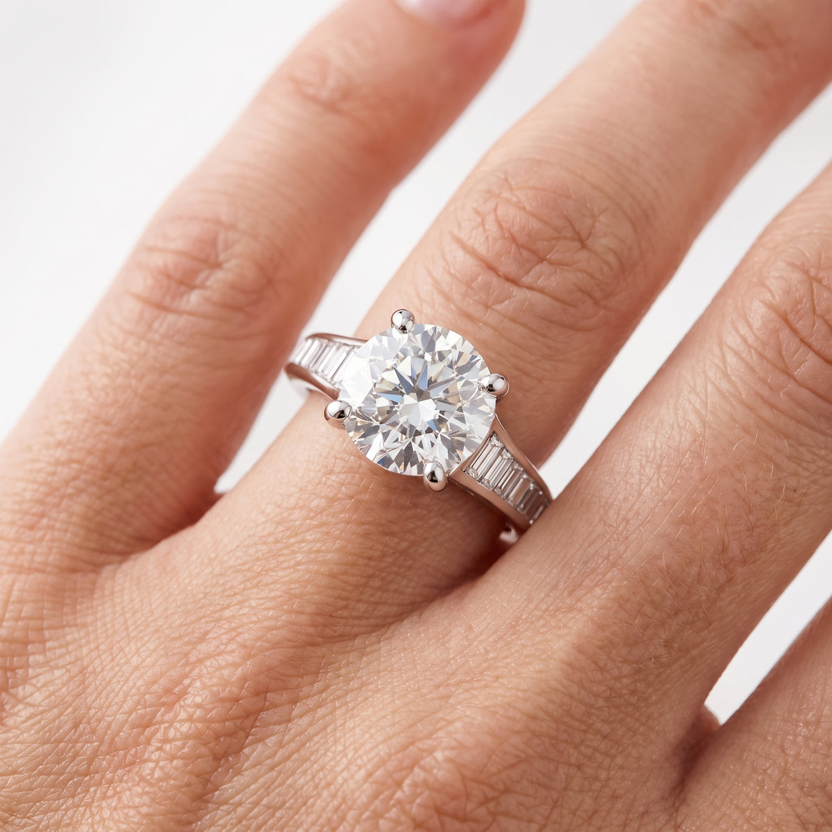 _lifestyle_image@SKU:R5136-LADR03000004W #metal_10k-white-gold+origin_lab-grown+quality_g-si
