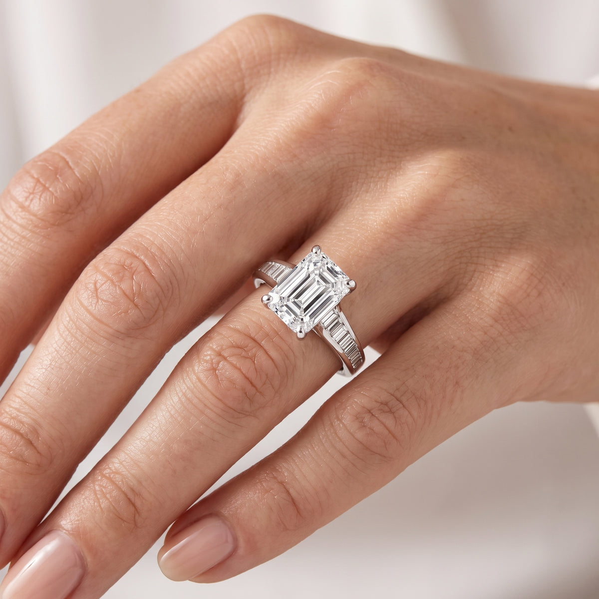 _lifestyle_image@SKU:R5136-NADE02000004W #metal_14k-white-gold+origin_lab-grown+quality_ef-vs2+