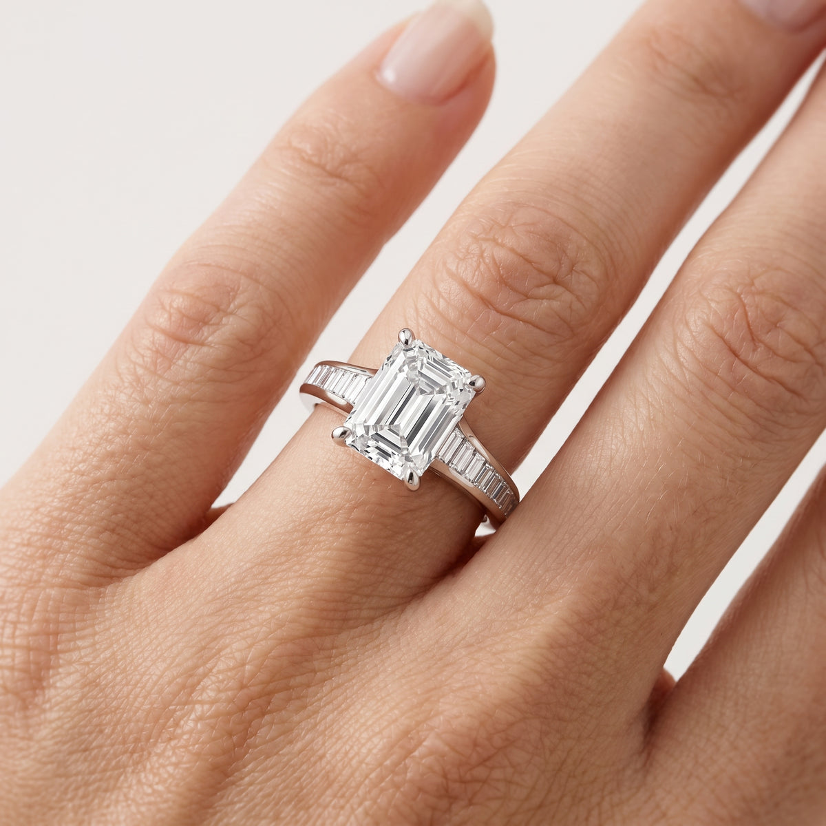 _lifestyle_image@SKU:R5136-NADE0200000PL #metal_platinum+origin_lab-grown+quality_ef-vs2+