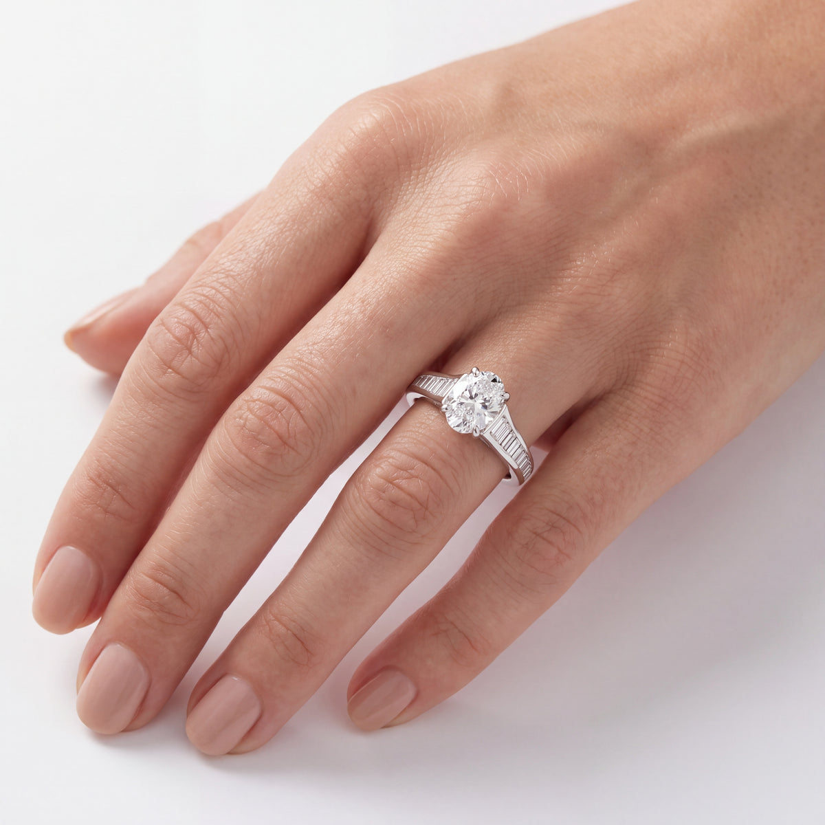 _lifestyle_image@SKU:R5136-NADO01000004W #metal_14k-white-gold+origin_lab-grown+quality_ef-vs2+