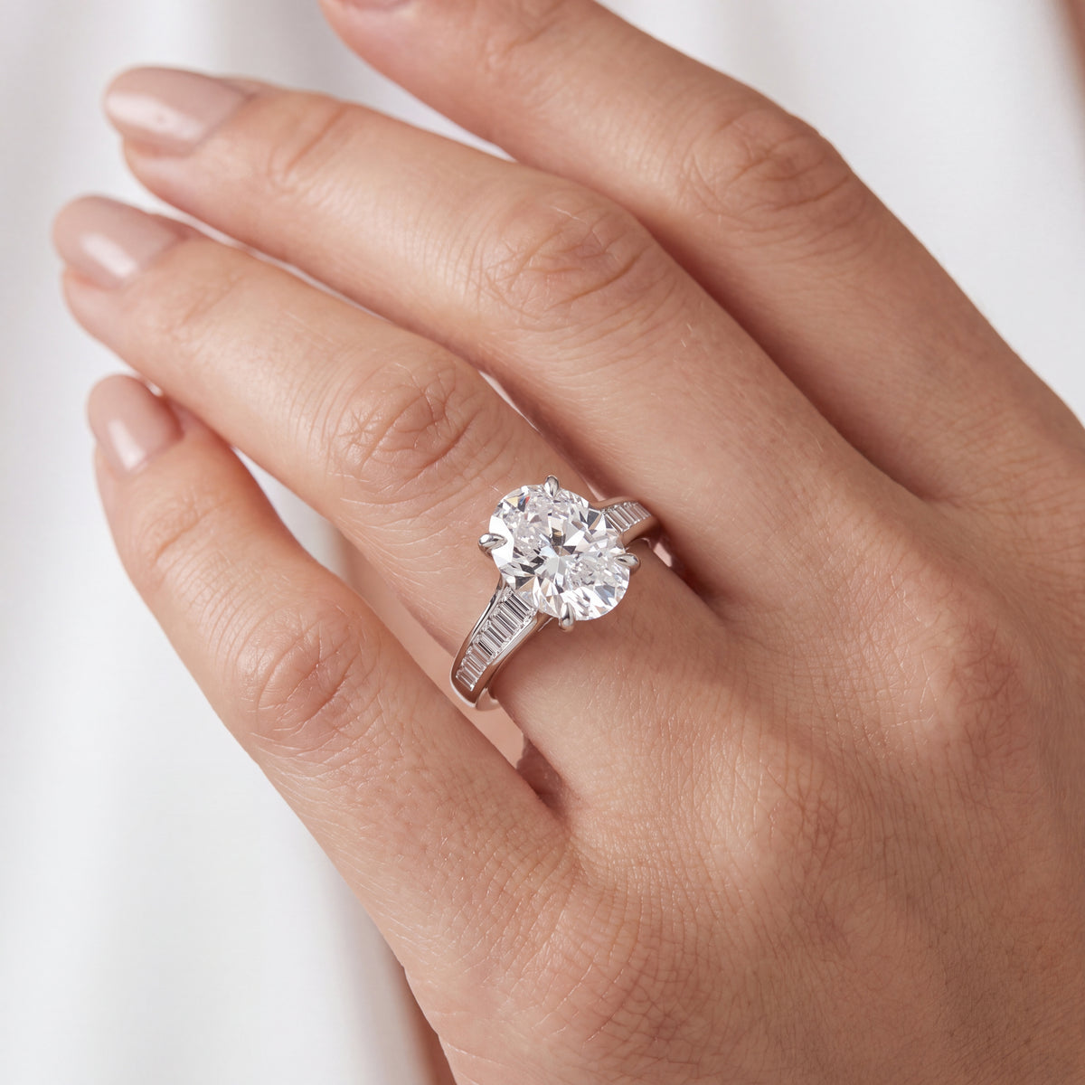 _lifestyle_image@SKU:R5136-NADO0300000PL #metal_platinum+origin_lab-grown+quality_ef-vs2+