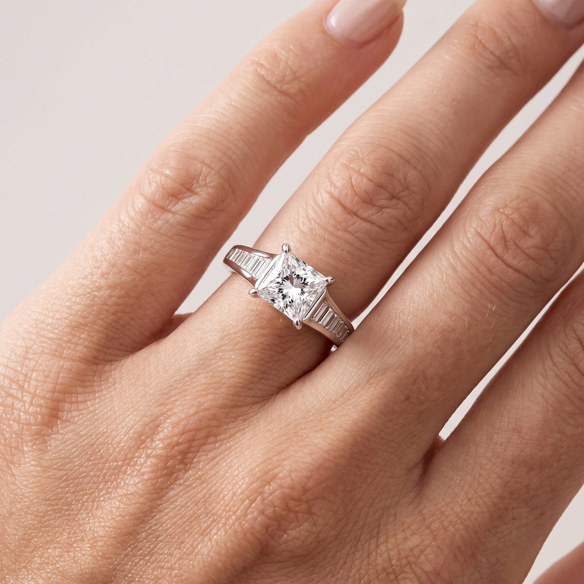 _lifestyle_image@SKU:R5136-NADP01000004W #metal_14k-white-gold+origin_lab-grown+quality_ef-vs2+
