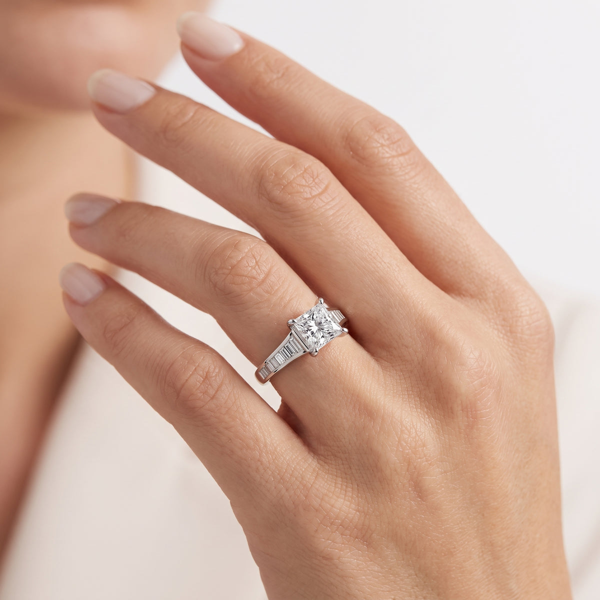 _lifestyle_image@SKU:R5136-NADP0100000PL #metal_platinum+origin_lab-grown+quality_ef-vs2+