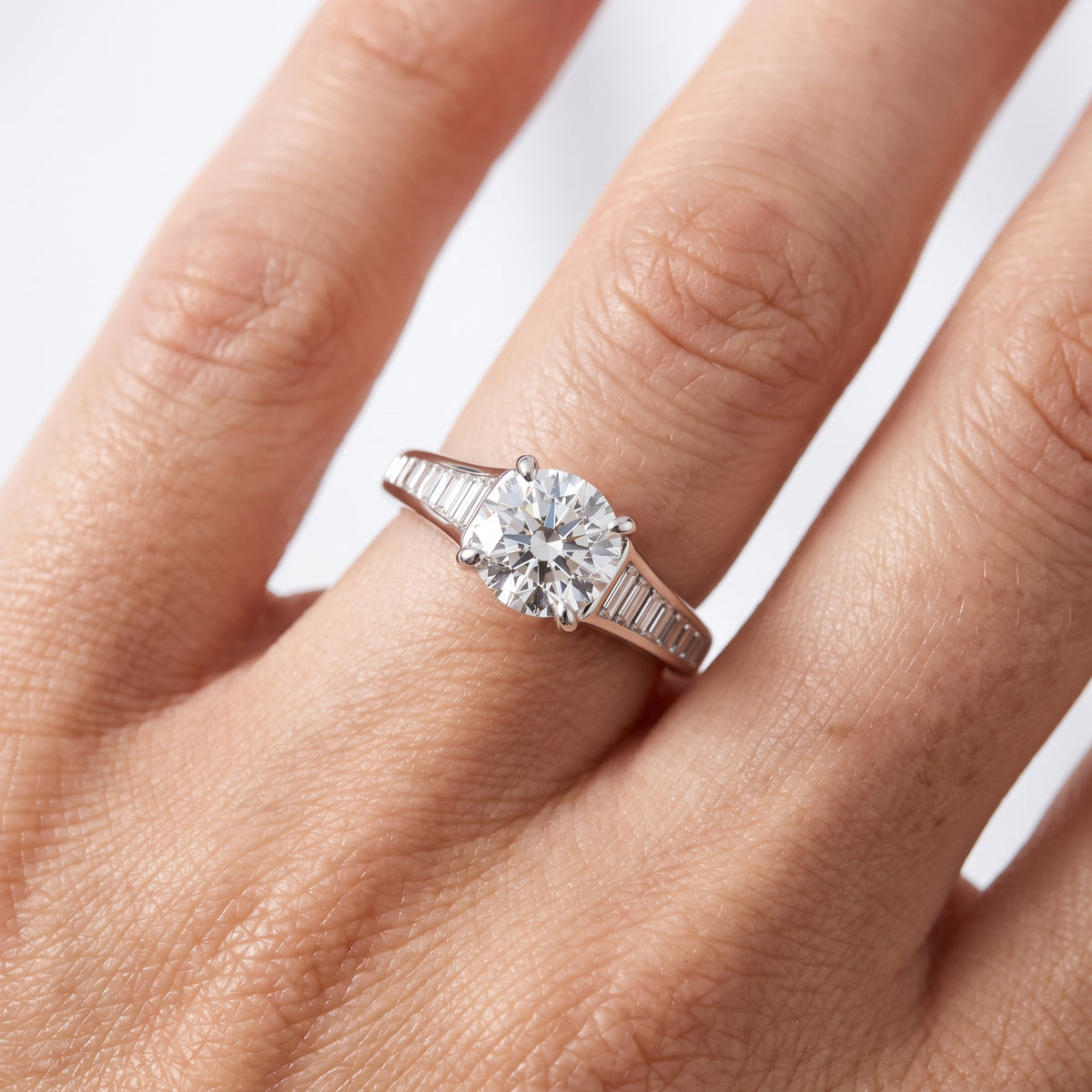 _lifestyle_image@SKU:R5136-NADR01000004W #metal_14k-white-gold+origin_lab-grown+quality_ef-vs2+