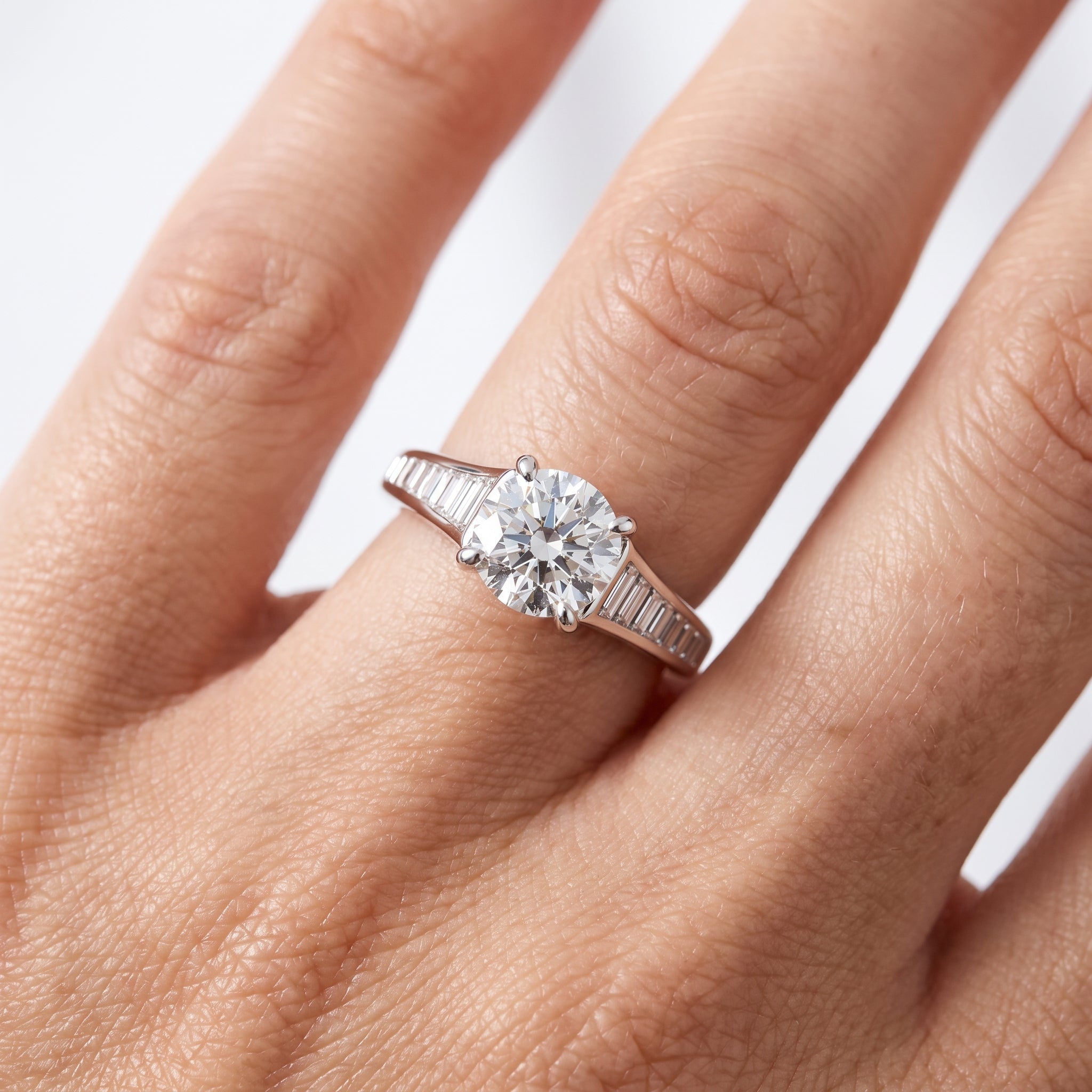 _lifestyle_image@SKU:R5136-NADR01000004W #metal_14k-white-gold+origin_lab-grown+quality_ef-vs2+