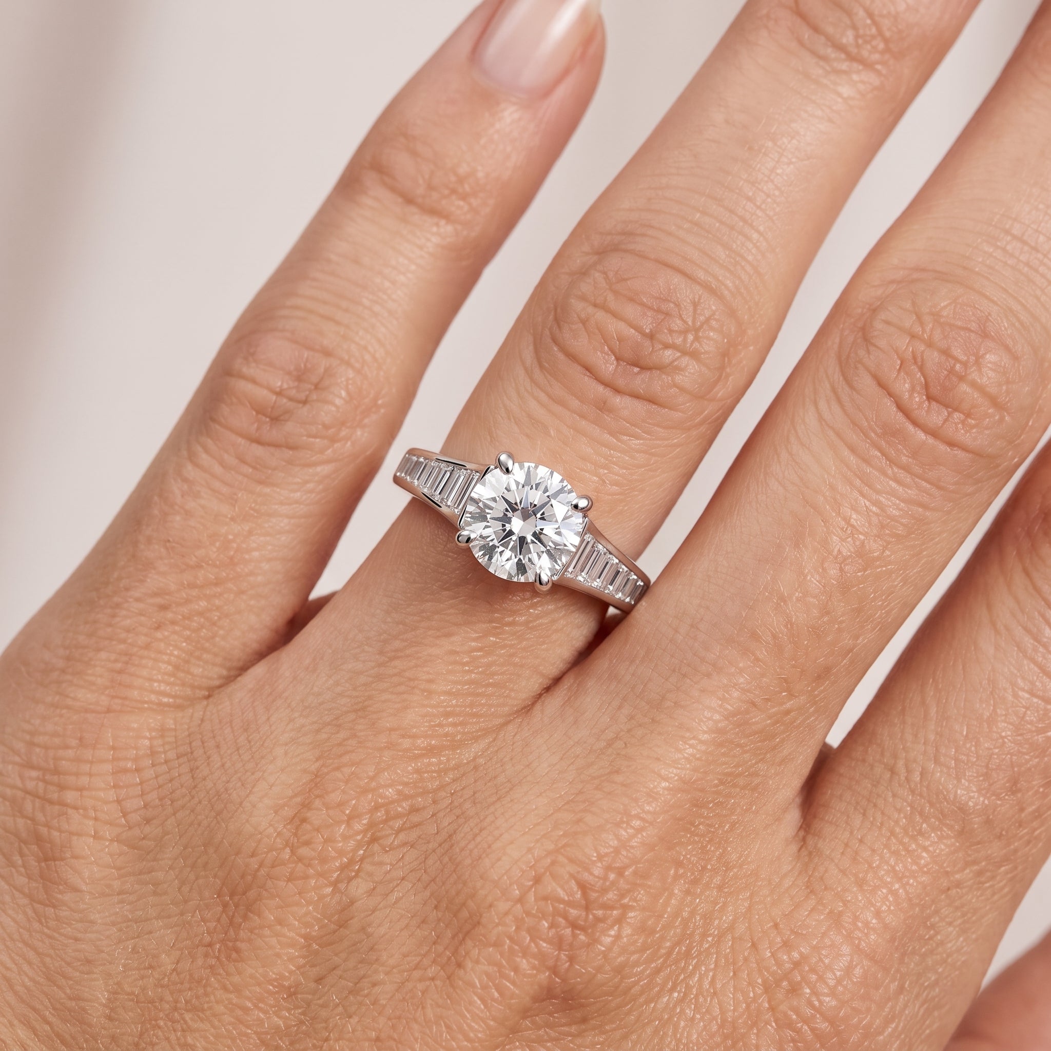 _lifestyle_image@SKU:R5136-NADR0100000PL #metal_platinum+origin_lab-grown+quality_ef-vs2+