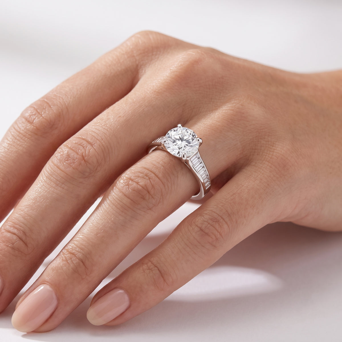_lifestyle_image@SKU:R5136-NADR02000004W #metal_14k-white-gold+origin_lab-grown+quality_ef-vs2+