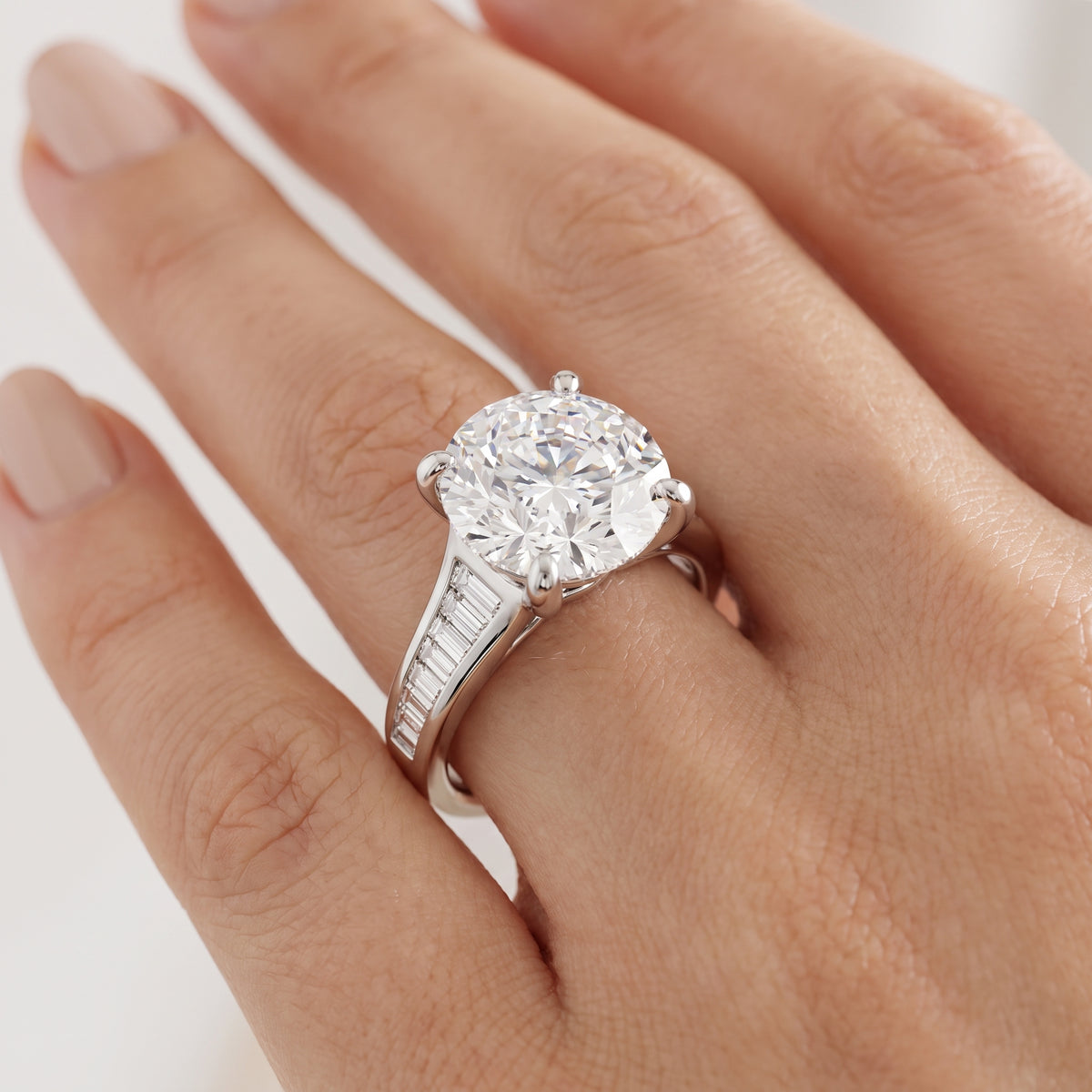 _lifestyle_image@SKU:R5136-NADR0200000PL #metal_platinum+origin_lab-grown+quality_ef-vs2+
