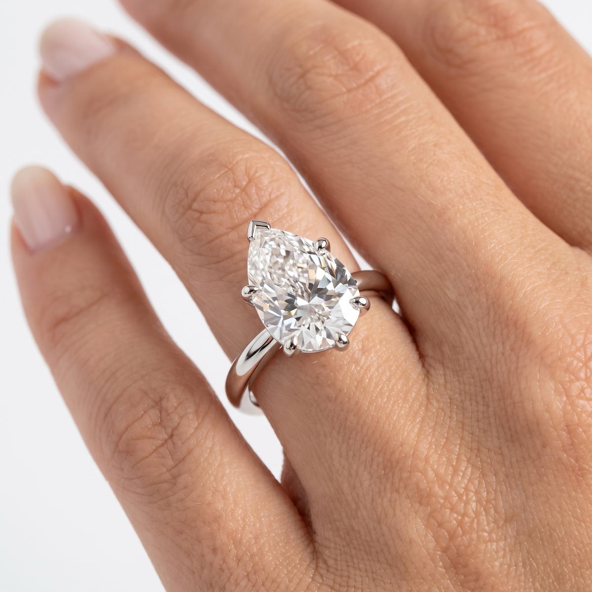 _lifestyle_image@SKU:R5314-LADD04000004W #metal_10k-white-gold+origin_lab-grown+quality_g-si
