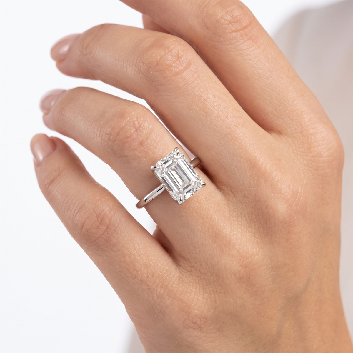 _lifestyle_image@SKU:R5314-LADE04000004W #metal_10k-white-gold+origin_lab-grown+quality_g-si