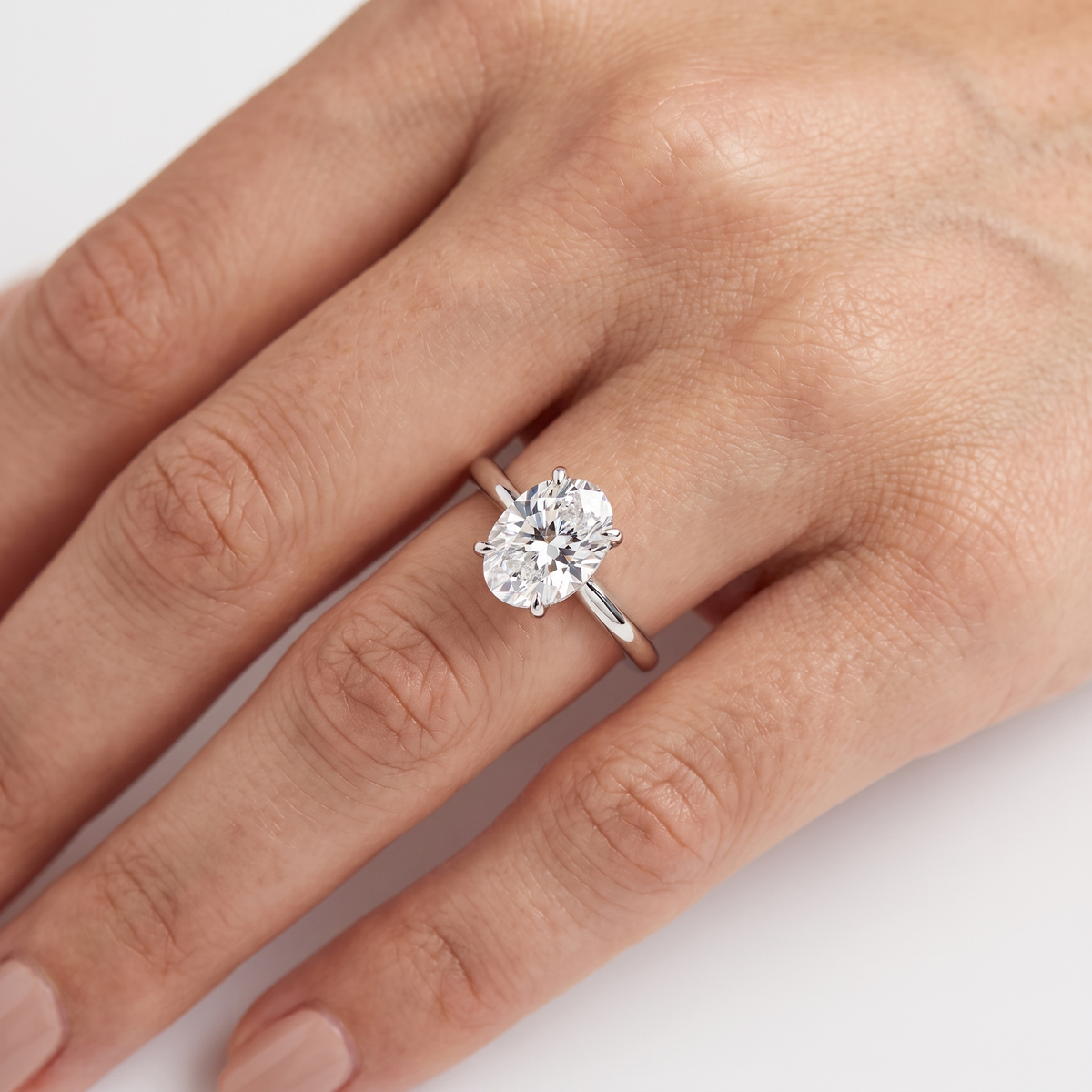 _lifestyle_image@SKU:R5314-LADO01000004W #metal_10k-white-gold+origin_lab-grown+quality_g-si