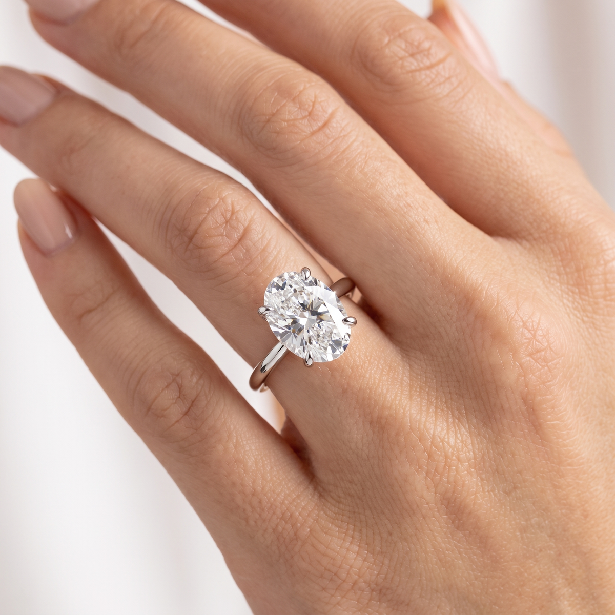 _lifestyle_image@SKU:R5314-LADO03000004W #metal_10k-white-gold+origin_lab-grown+quality_g-si