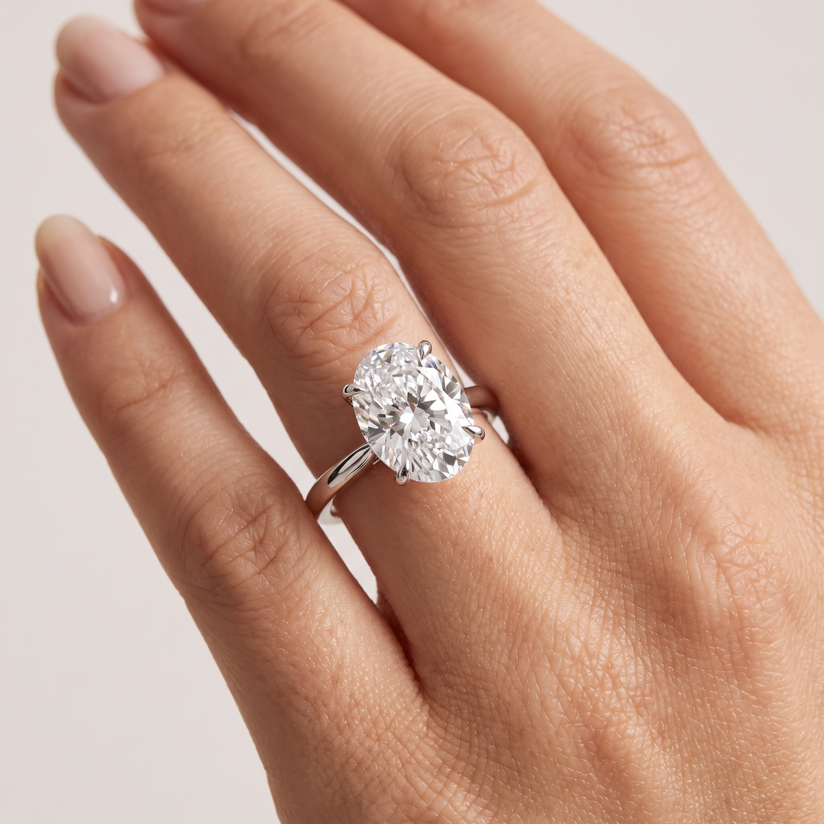 _lifestyle_image@SKU:R5314-NADO03000004W #metal_14k-white-gold+origin_lab-grown+quality_ef-vs2+