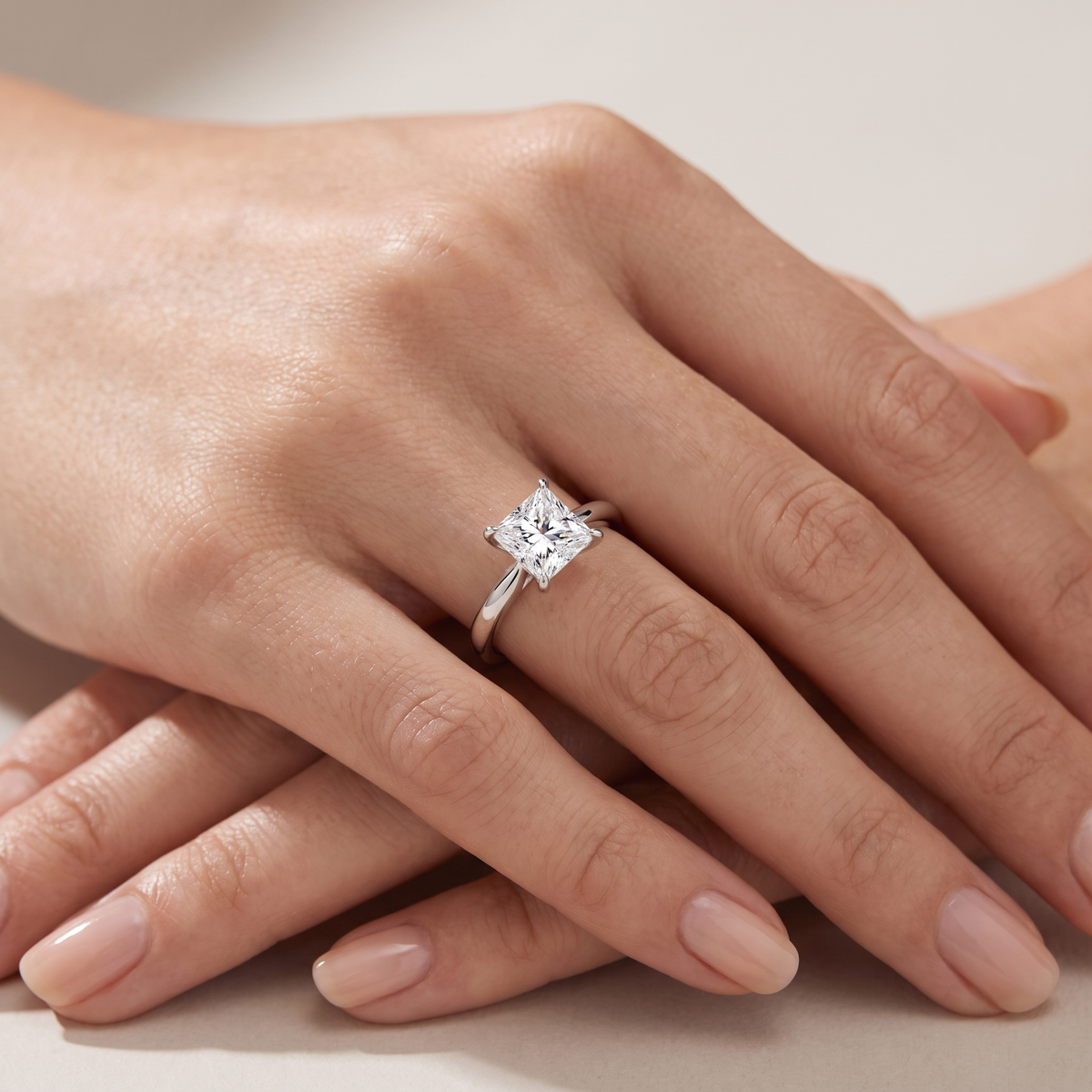 _lifestyle_image@SKU:R5314-LADP01000004W #metal_10k-white-gold+origin_lab-grown+quality_g-si