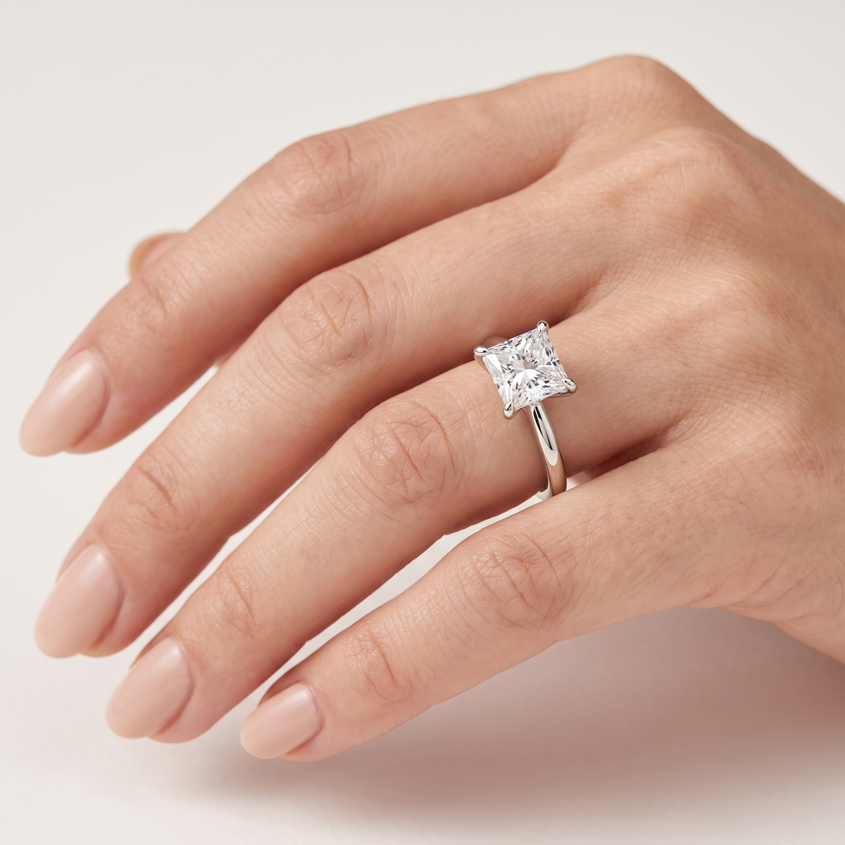 _lifestyle_image@SKU:R5314-LADP02000004W #metal_10k-white-gold+origin_lab-grown+quality_g-si