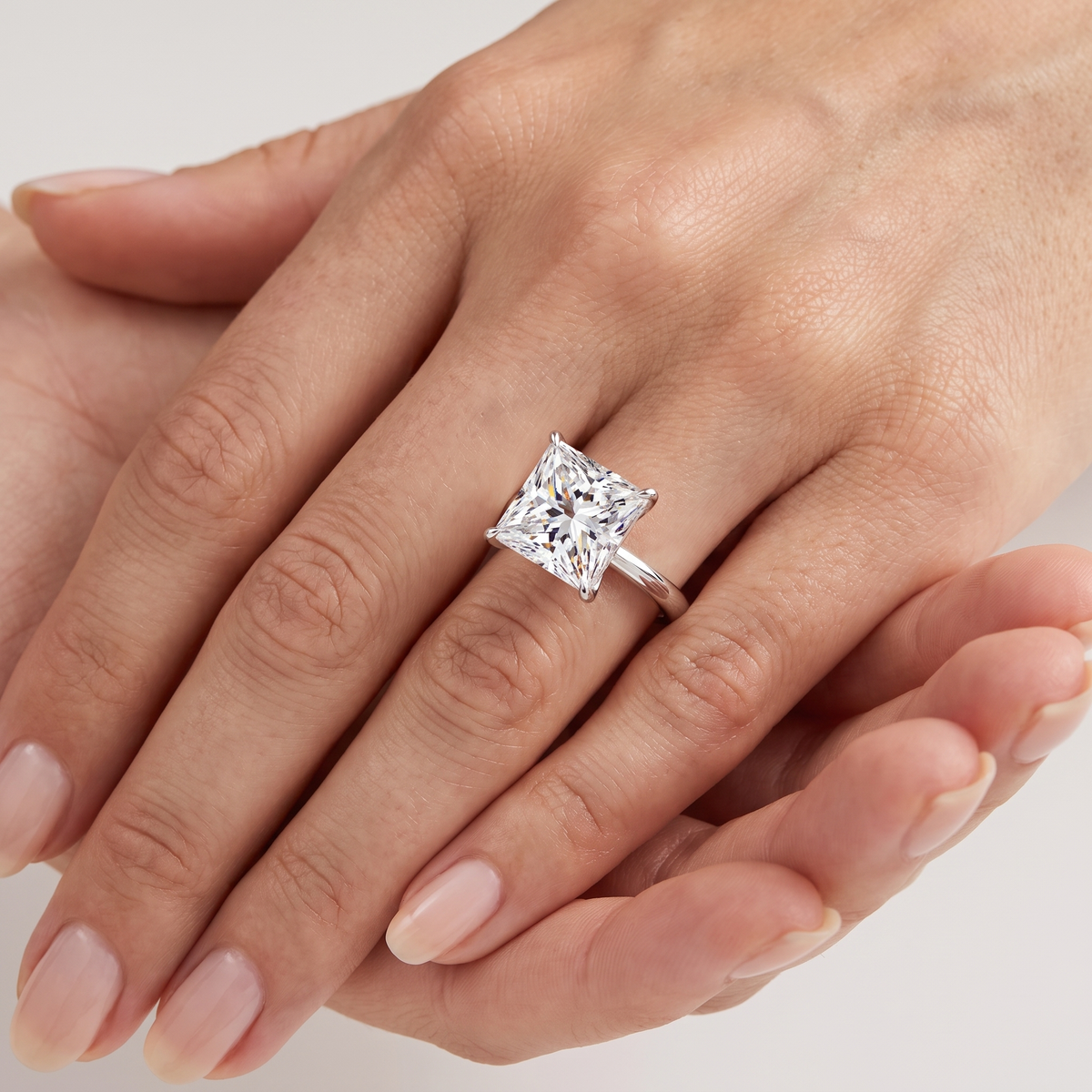 _lifestyle_image@SKU:R5314-NADP0400000PL #metal_platinum+origin_lab-grown+quality_ef-vs2+