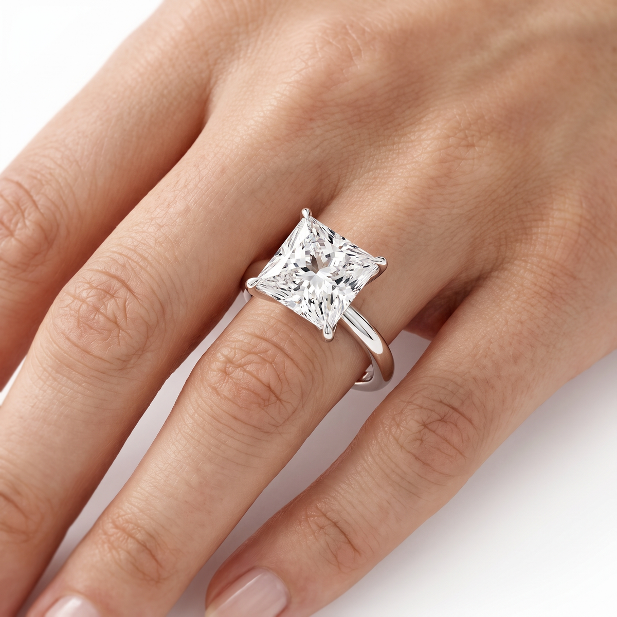 _lifestyle_image@SKU:R5314-LADP04000004W #metal_10k-white-gold+origin_lab-grown+quality_g-si