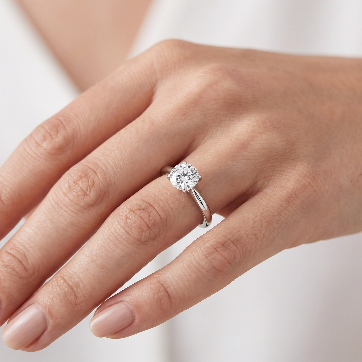 _lifestyle_image@SKU:R5314-NADR0100000PL #metal_platinum+origin_lab-grown+quality_ef-vs2+