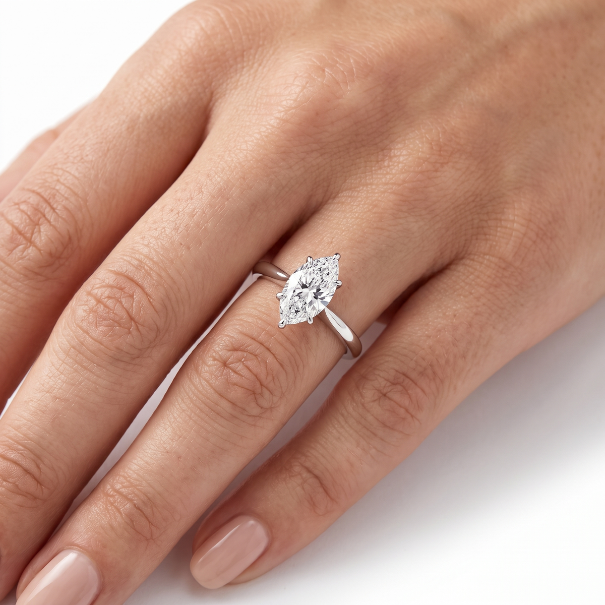_lifestyle_image@SKU:R5314-LADM01000004W #metal_10k-white-gold+origin_lab-grown+quality_g-si