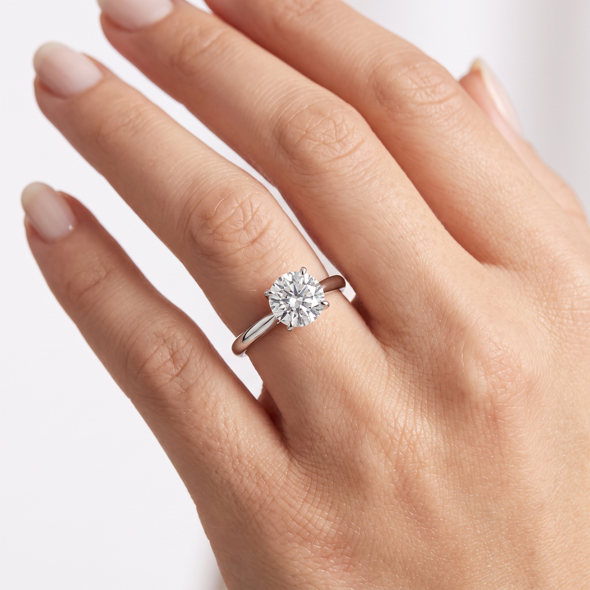_lifestyle_image@SKU:R5314-LADR01000004W #metal_10k-white-gold+origin_lab-grown+quality_g-si