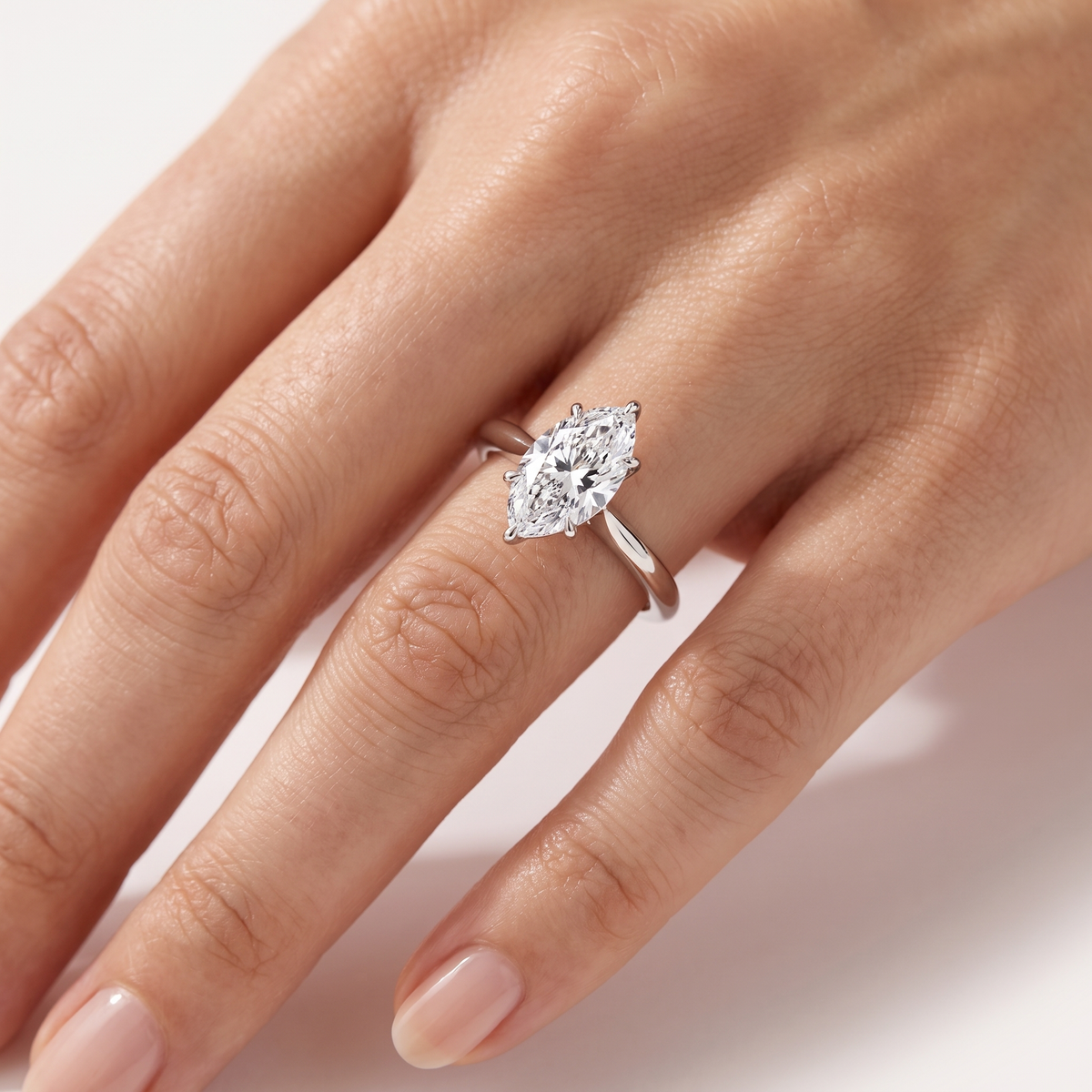 _lifestyle_image@SKU:R5314-NADM0100000PL #metal_platinum+origin_lab-grown+quality_ef-vs2+